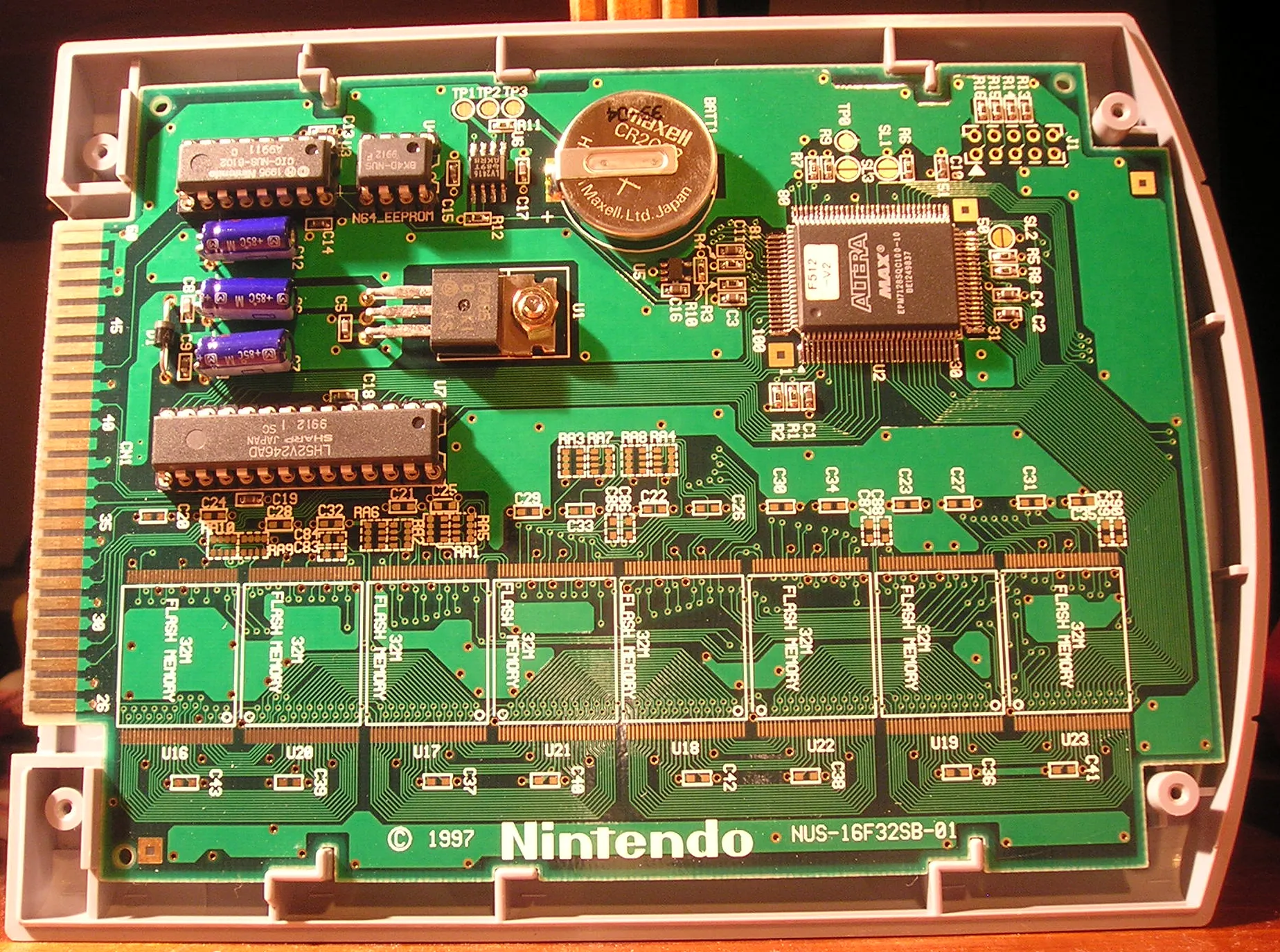 Bên trong một băng game phát triển Nintendo 64 (N64) phiên bản 256Mbit