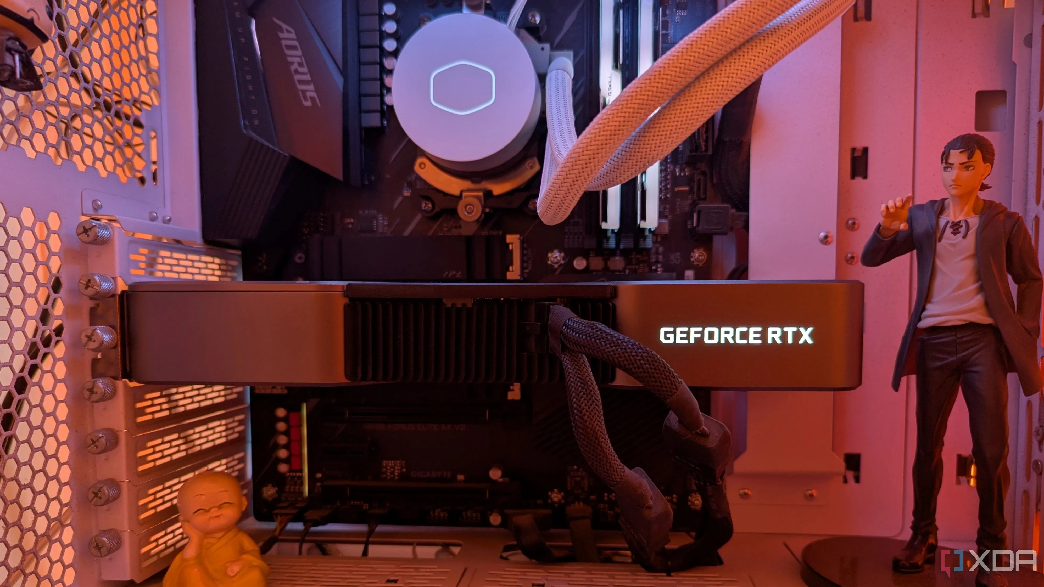 Bên trong một bộ PC gaming mạnh mẽ, minh họa card đồ họa NVIDIA GeForce RTX và các linh kiện cao cấp