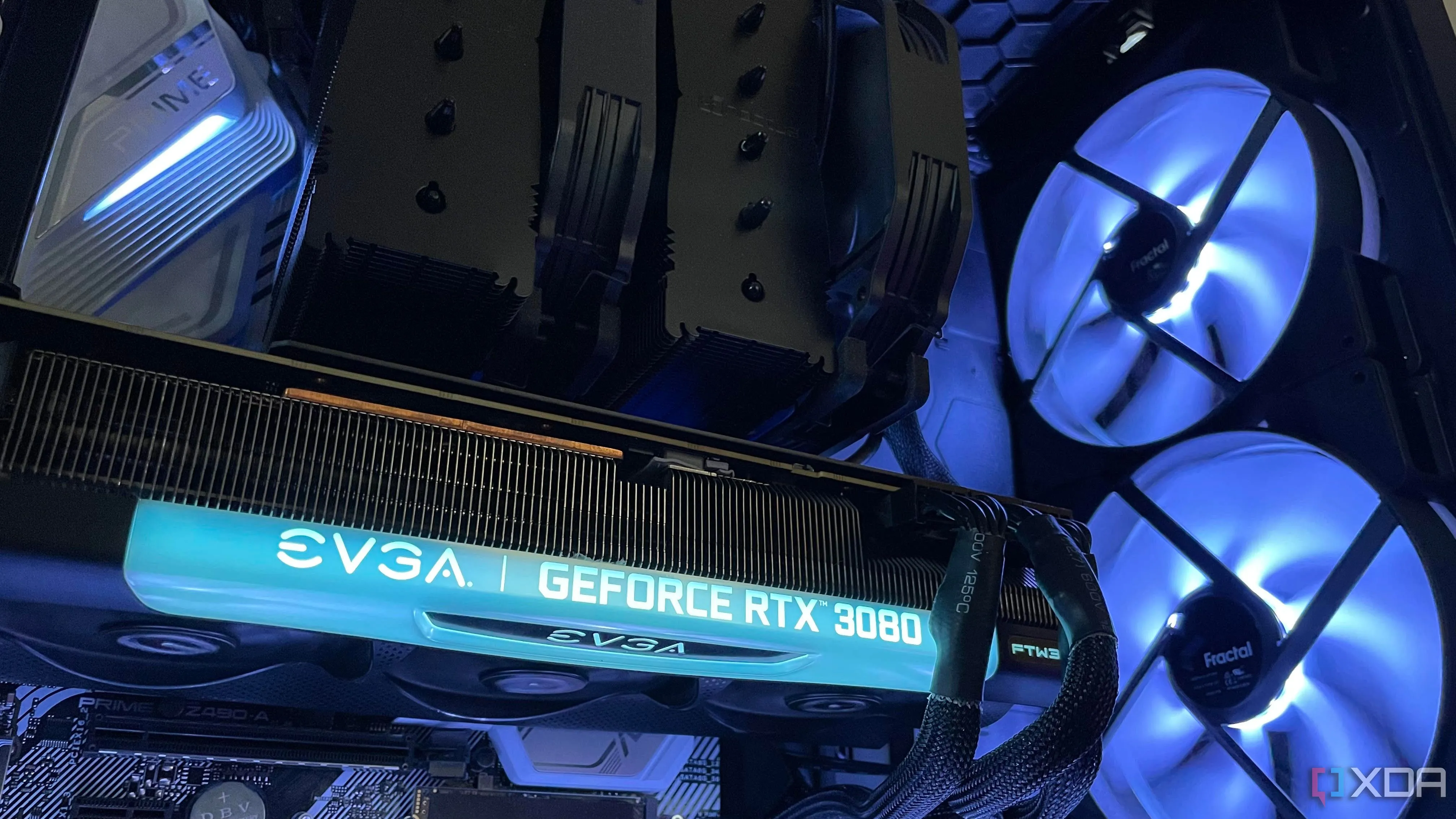 Bên trong một bộ PC với tản nhiệt khí màu đen, card đồ họa EVGA 3080 và quạt hút RGB lớn