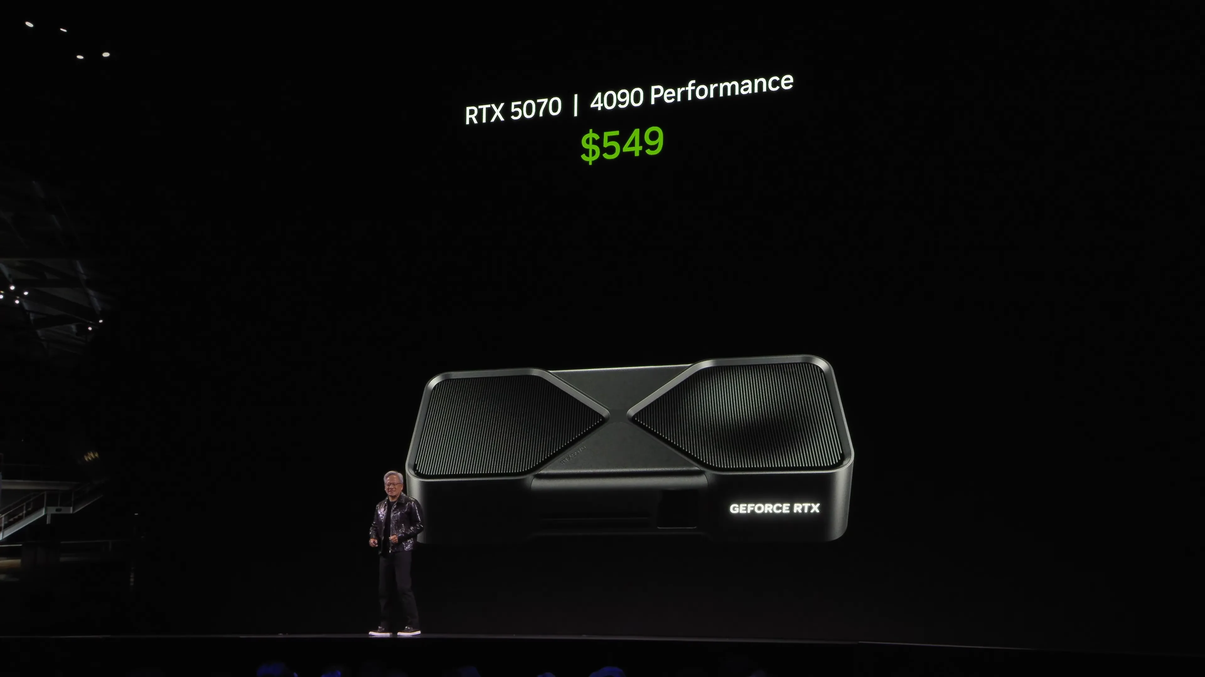 Biểu đồ công bố hiệu năng của GPU RTX 5070 từ CEO Nvidia tại CES 2025