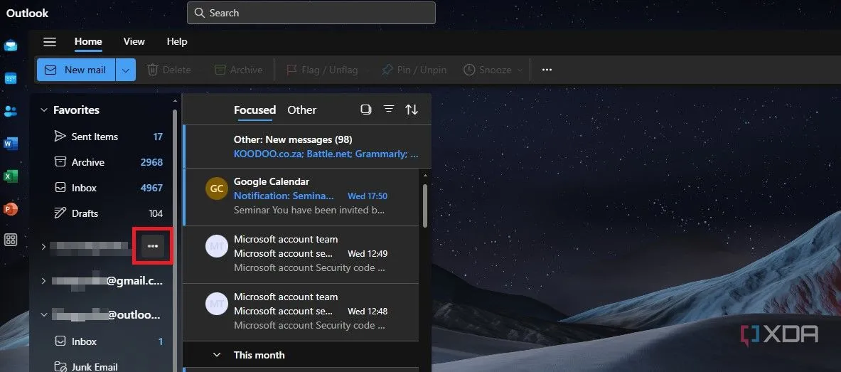 Biểu tượng ba chấm khi di chuột qua tài khoản email trong Outlook trên Windows