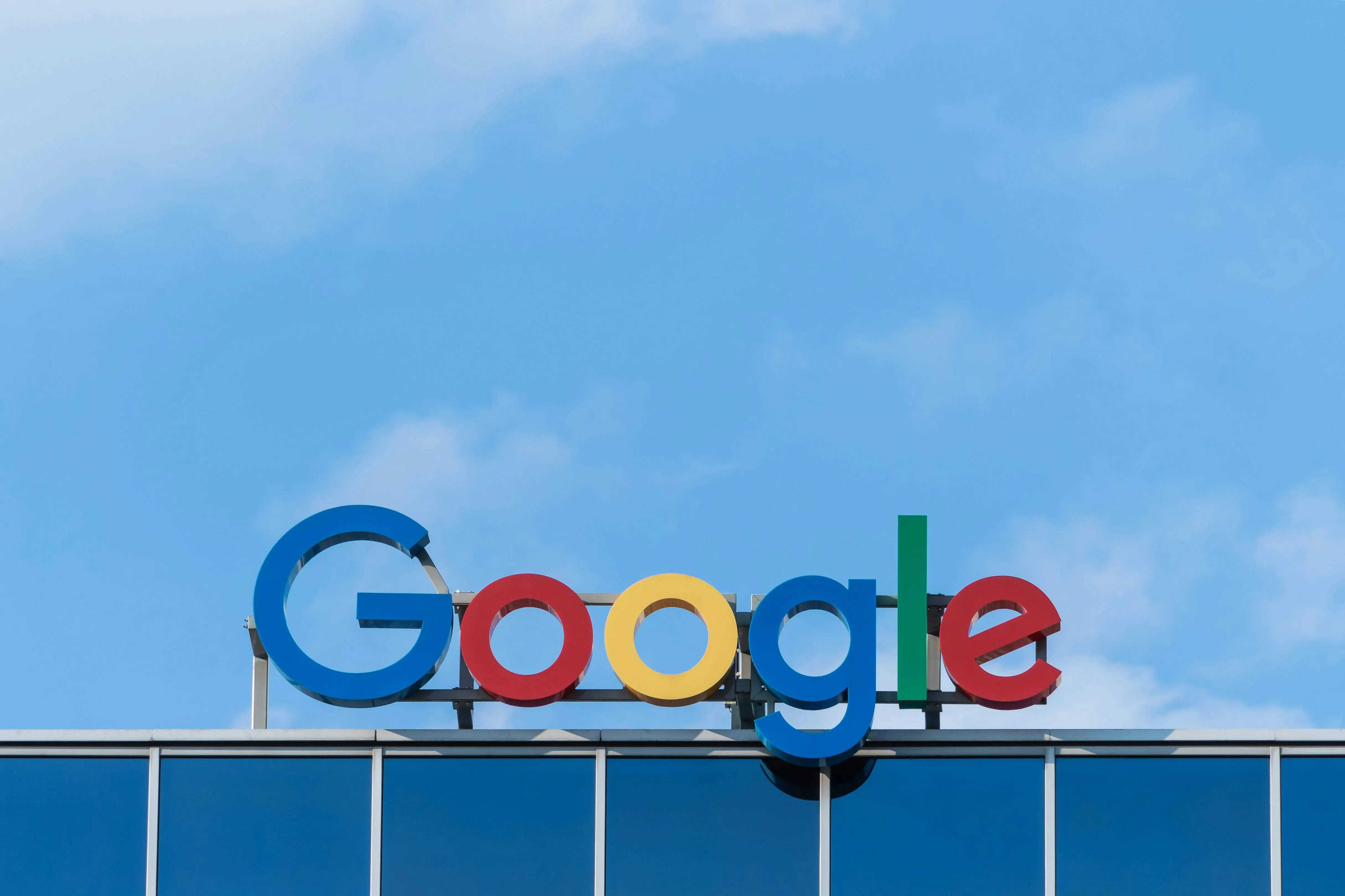 Biểu tượng Google trên một tòa nhà, đối thủ lớn của Bing trong cuộc chiến công cụ tìm kiếm.
