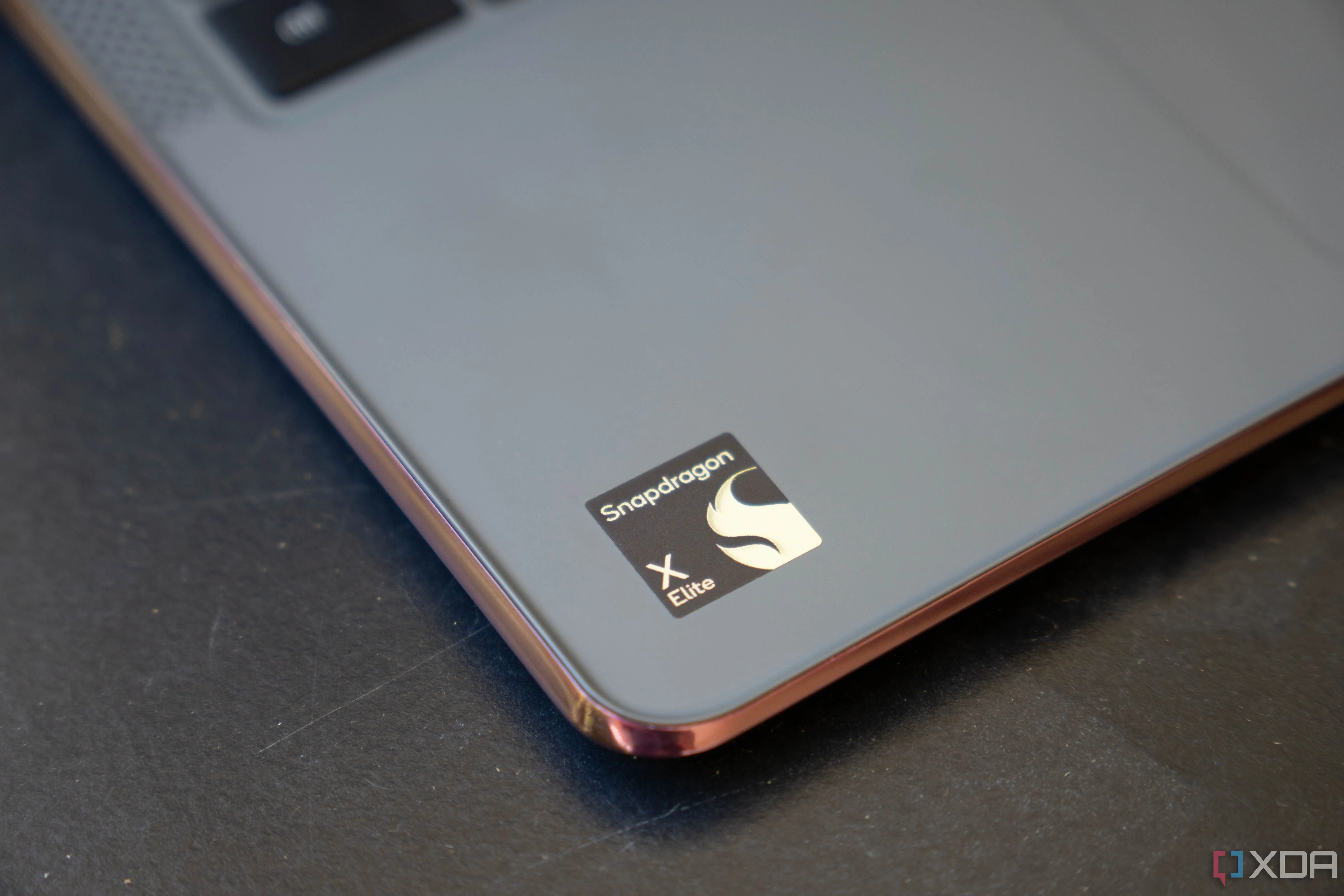 Biểu tượng Snapdragon X Elite trên chiếu nghỉ tay của laptop, đại diện cho kỷ nguyên PC ARM mới.