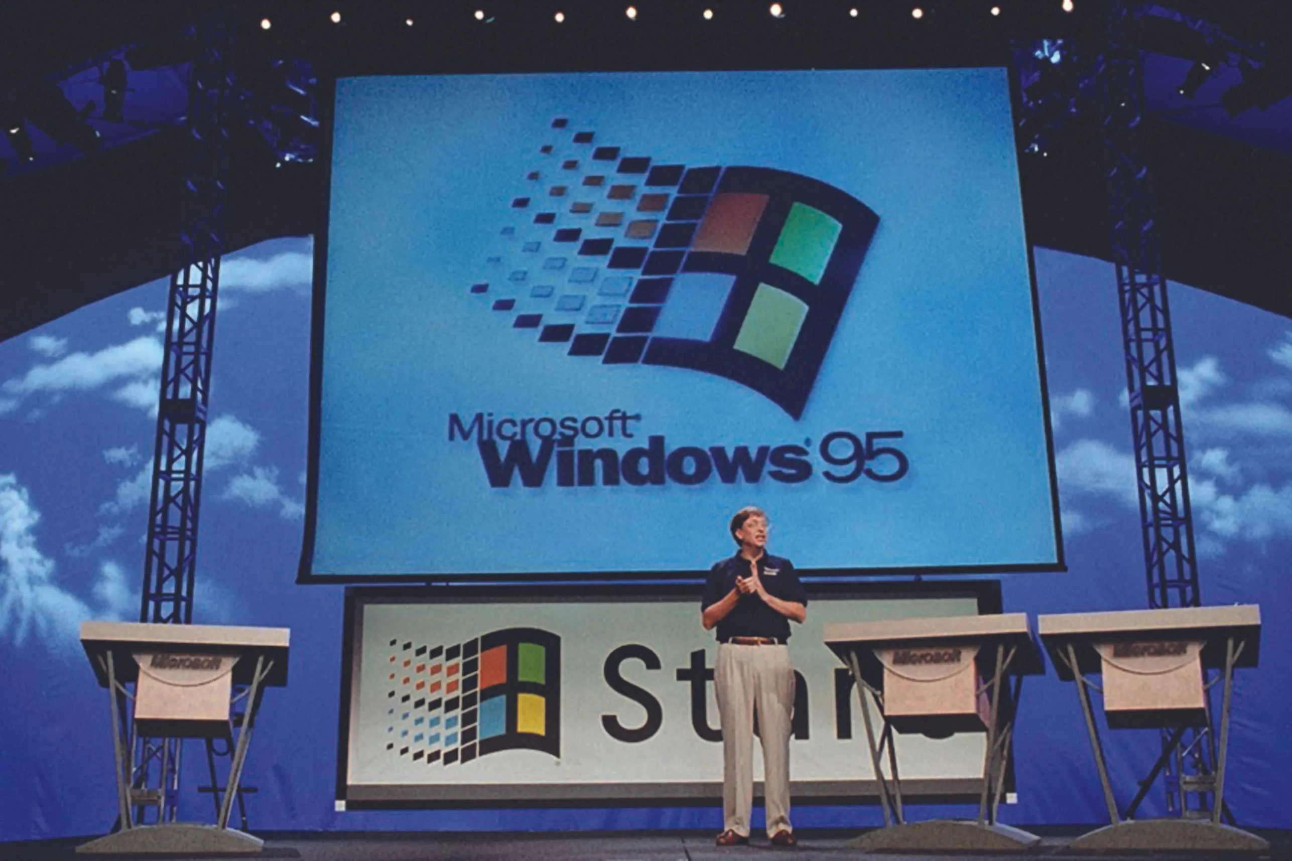 Bill Gates công bố Windows 95 tại sự kiện báo chí Redmond năm 1995