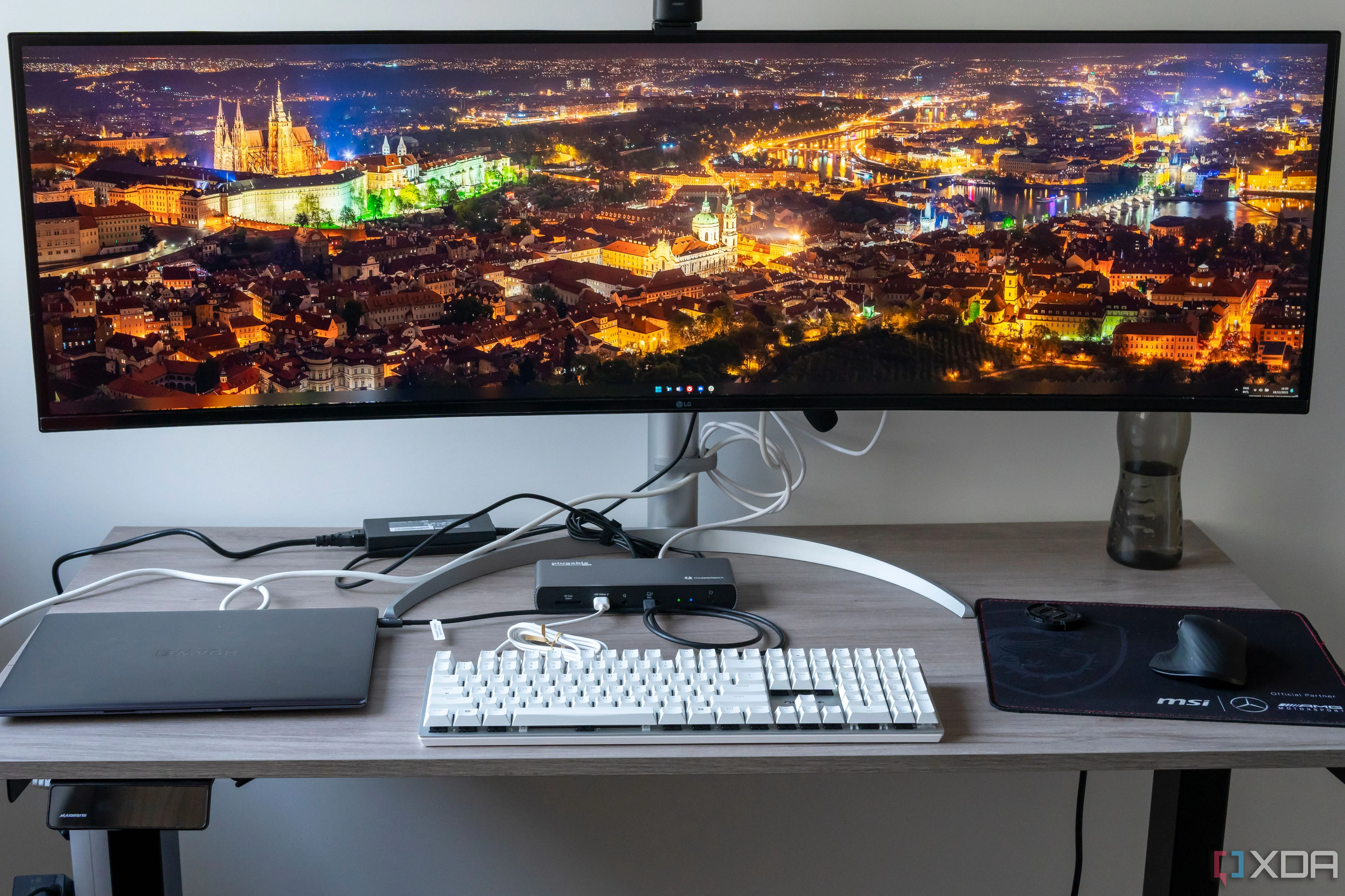Bộ chuyển đổi KVM trên bàn làm việc kết nối nhiều thiết bị