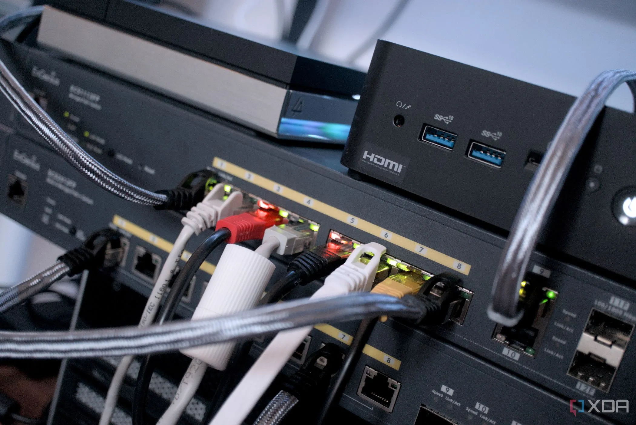 Bộ chuyển mạch mạng với NAS và router