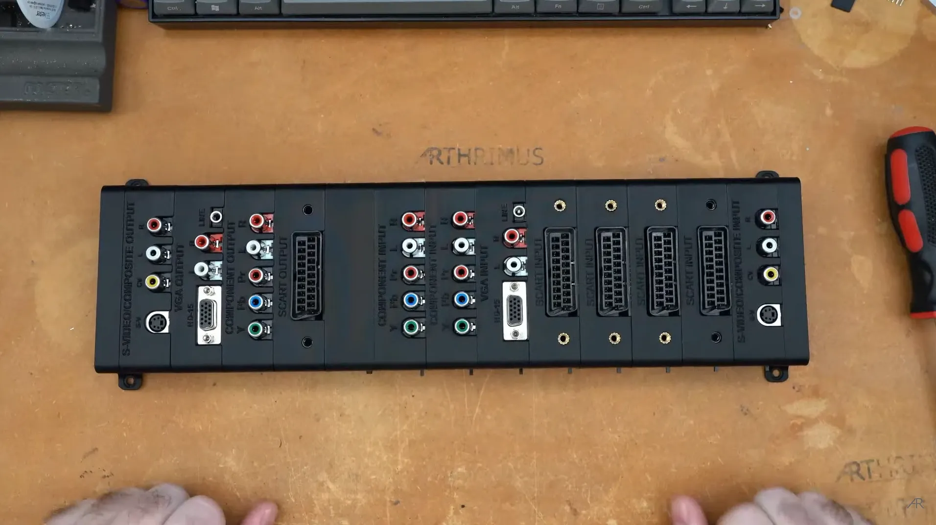 Bộ chuyển mạch video Scalable Video Switch, giúp quản lý và kết nối nhiều console game retro dễ dàng