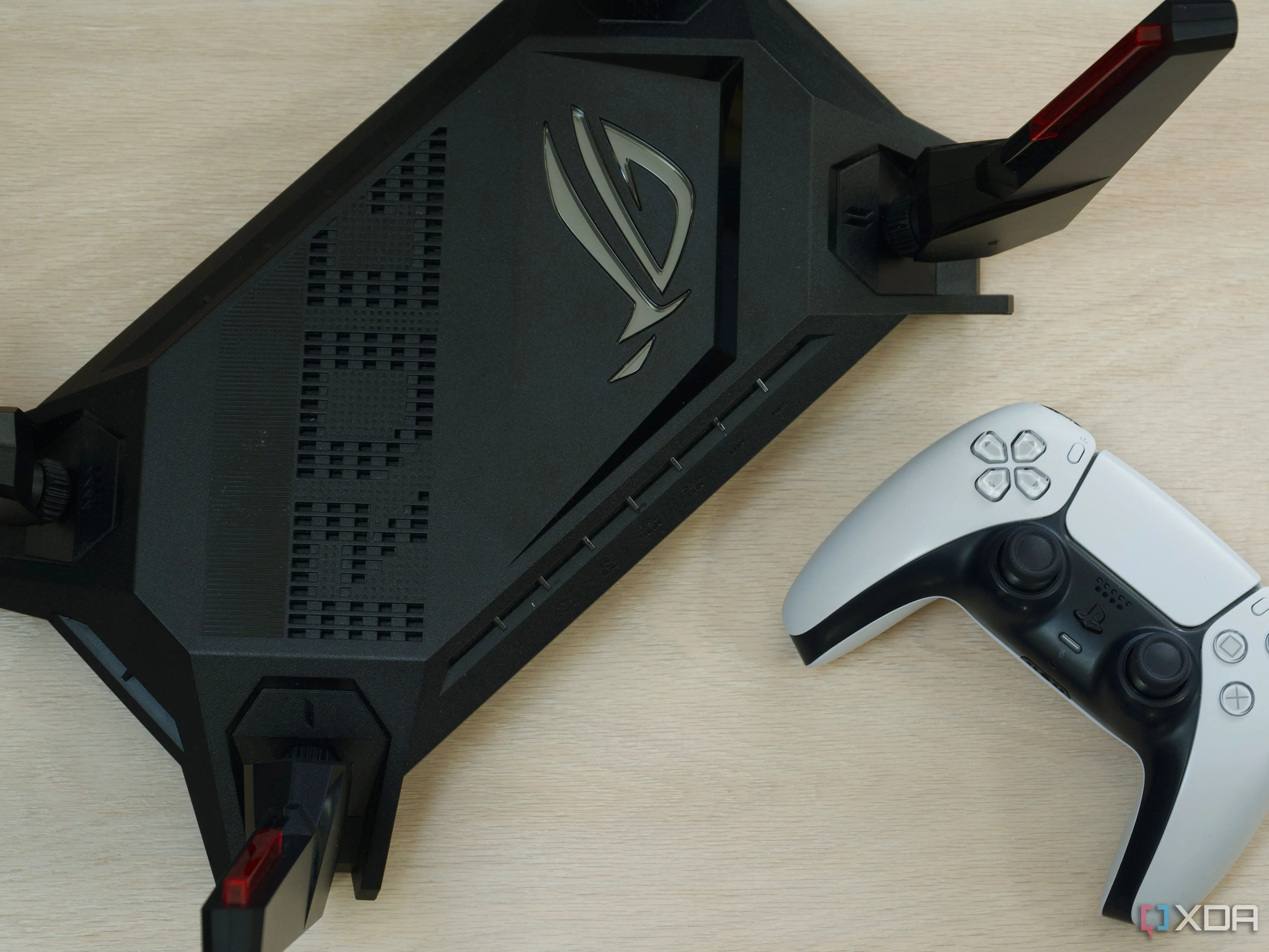 Bộ định tuyến ASUS ROG Rapture GT-AX6000, một router Wi-Fi hiệu năng cao dành cho game thủ