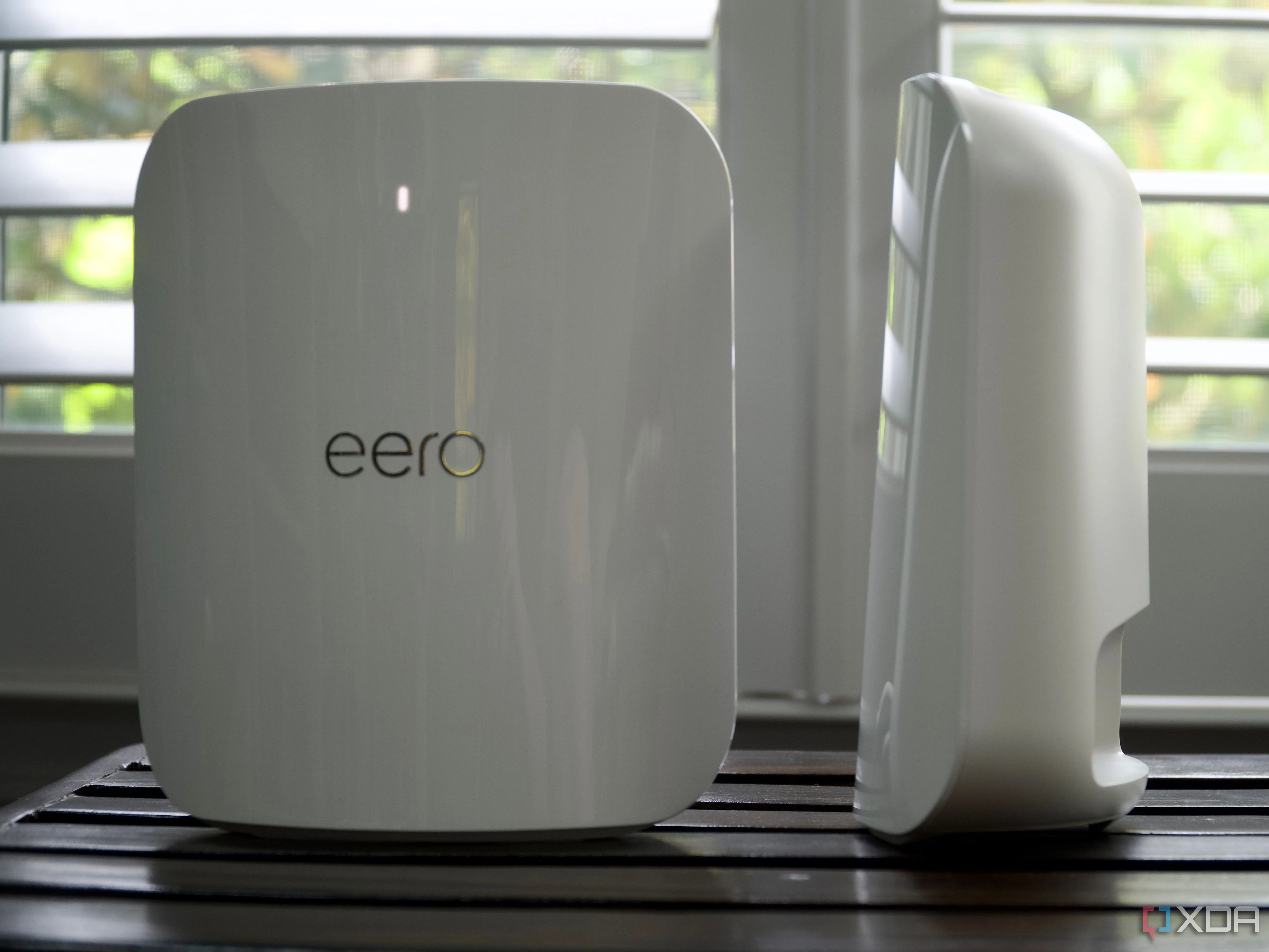 Bộ định tuyến Eero Max 7 Wi-Fi Mesh tiên tiến với thiết kế hiện đại