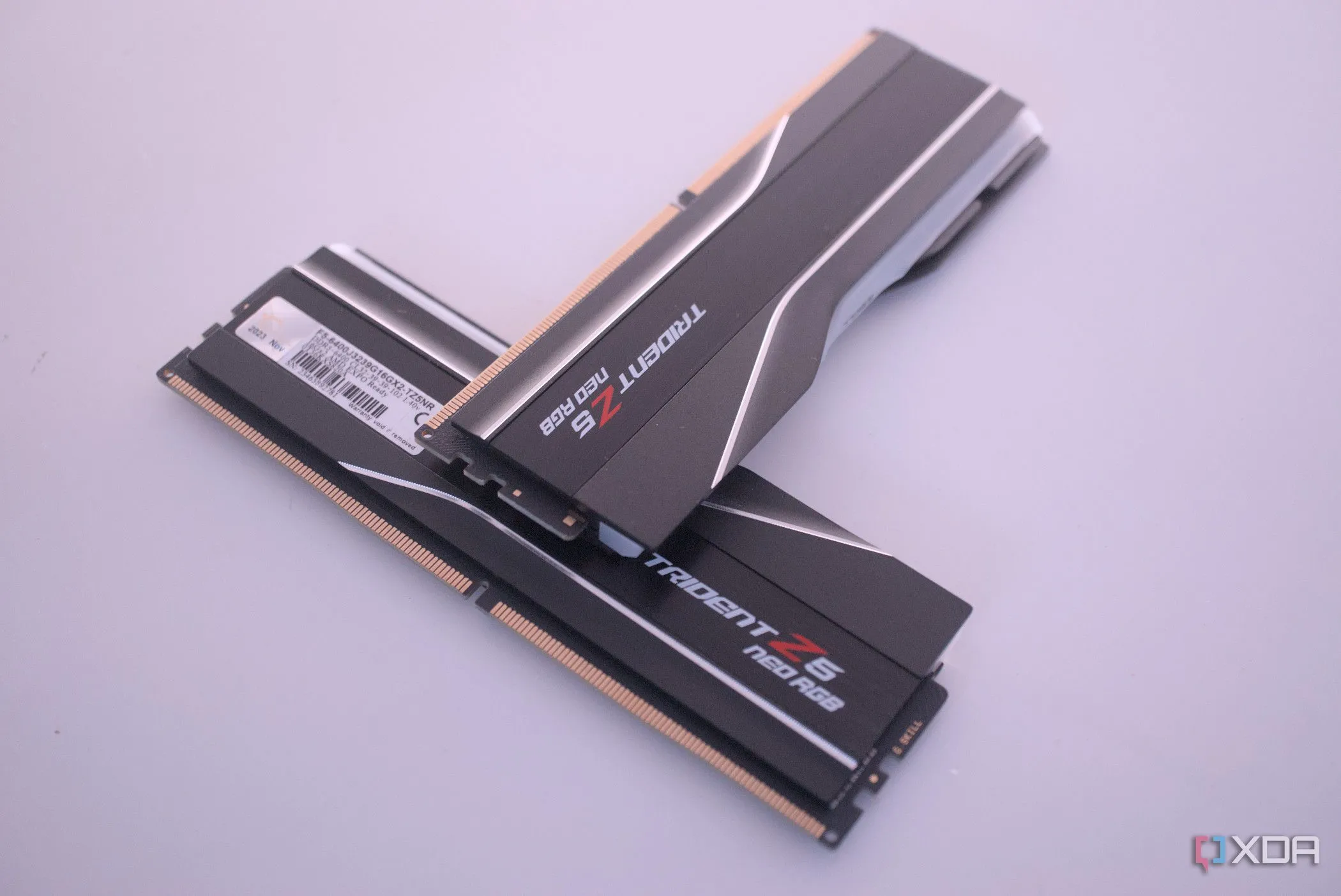 Bộ kit RAM G.Skill Trident Z5 Neo RGB DDR5 với hiệu ứng ánh sáng RGB sống động, đại diện cho thế hệ bộ nhớ mới