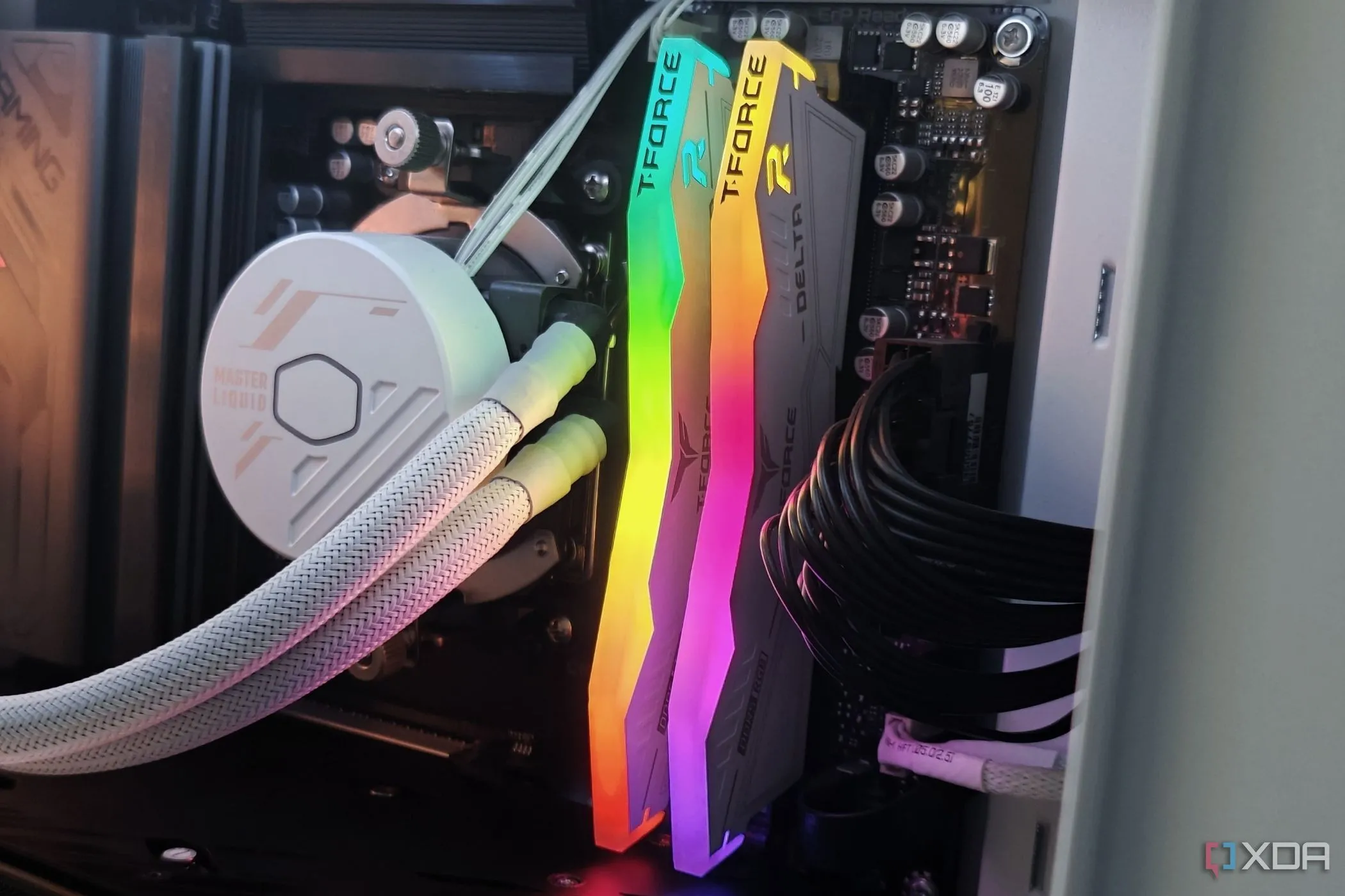 Bộ làm mát CPU và các thanh RAM được lắp đặt trên bo mạch chủ, minh họa vị trí của RAM trong hệ thống máy tính.