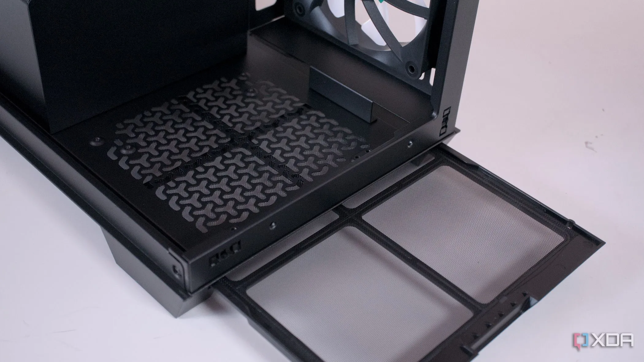 Bộ lọc bụi dưới đáy case Corsair 3500X ARGB được tháo ra để vệ sinh máy tính định kỳ