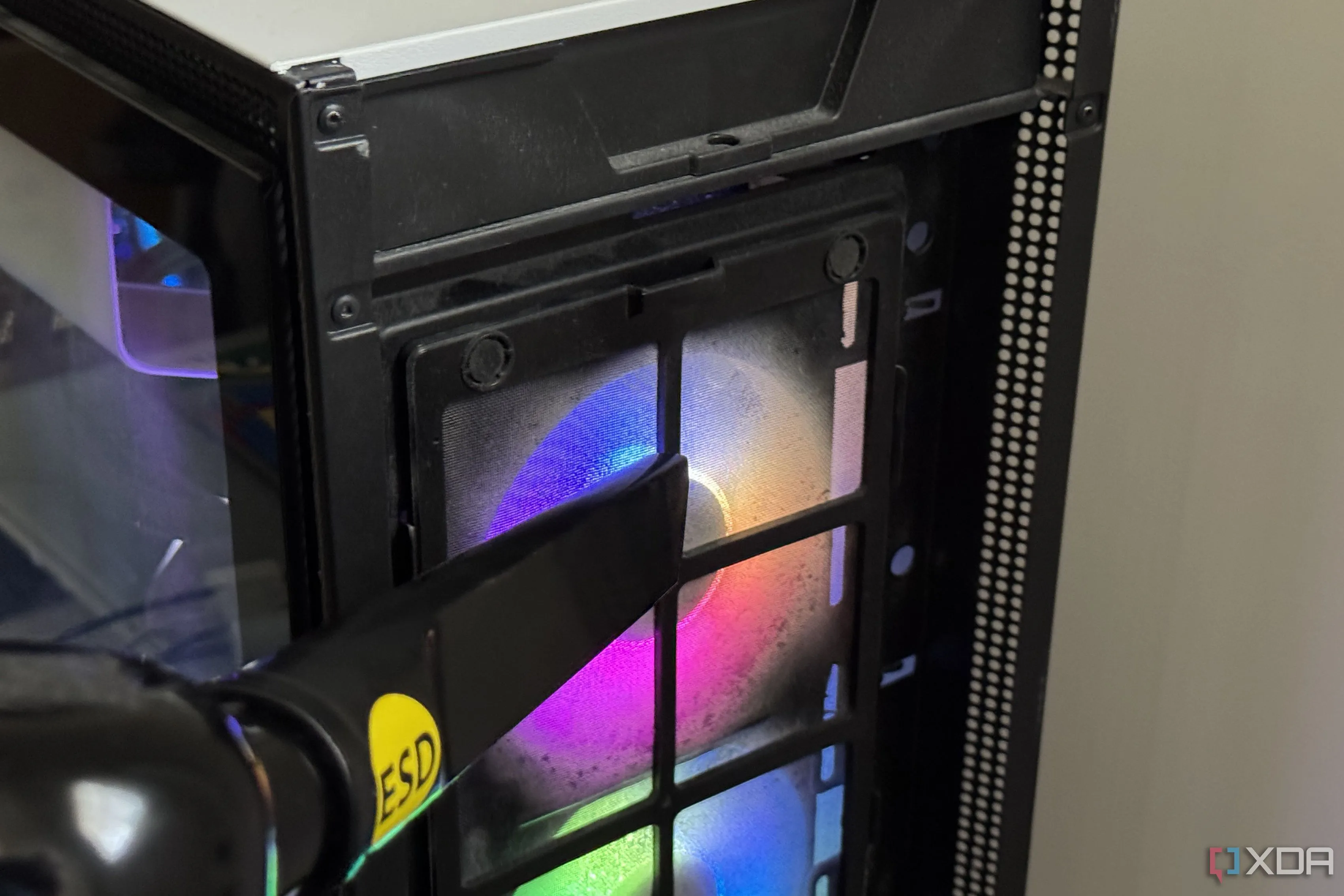 Bộ lọc bụi phía trước của thùng máy PC bị bám đầy bụi bẩn dày đặc trước khi vệ sinh