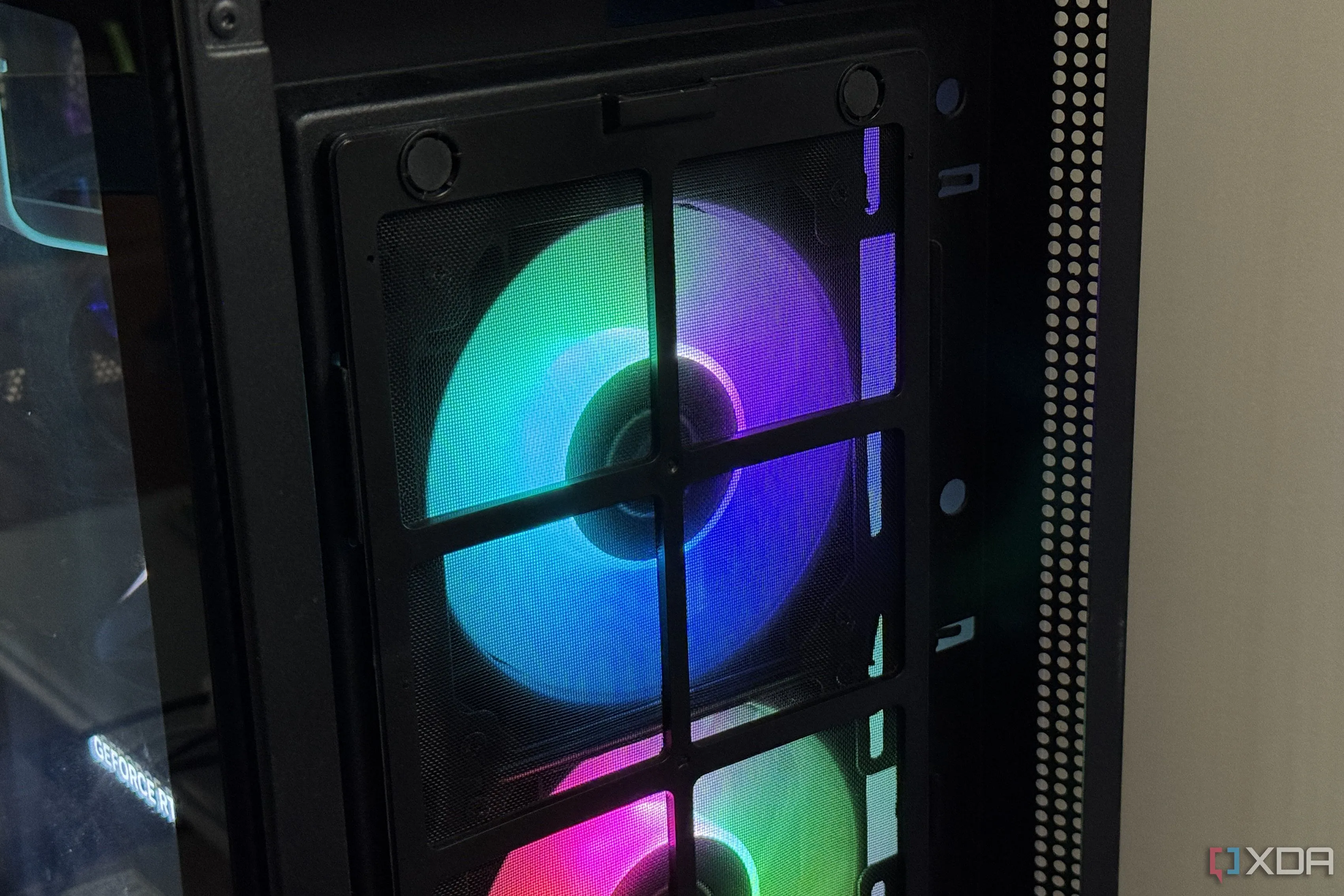 Bộ lọc bụi phía trước của thùng máy PC đã được làm sạch hoàn toàn sau khi sử dụng máy thổi bụi điện DataVac