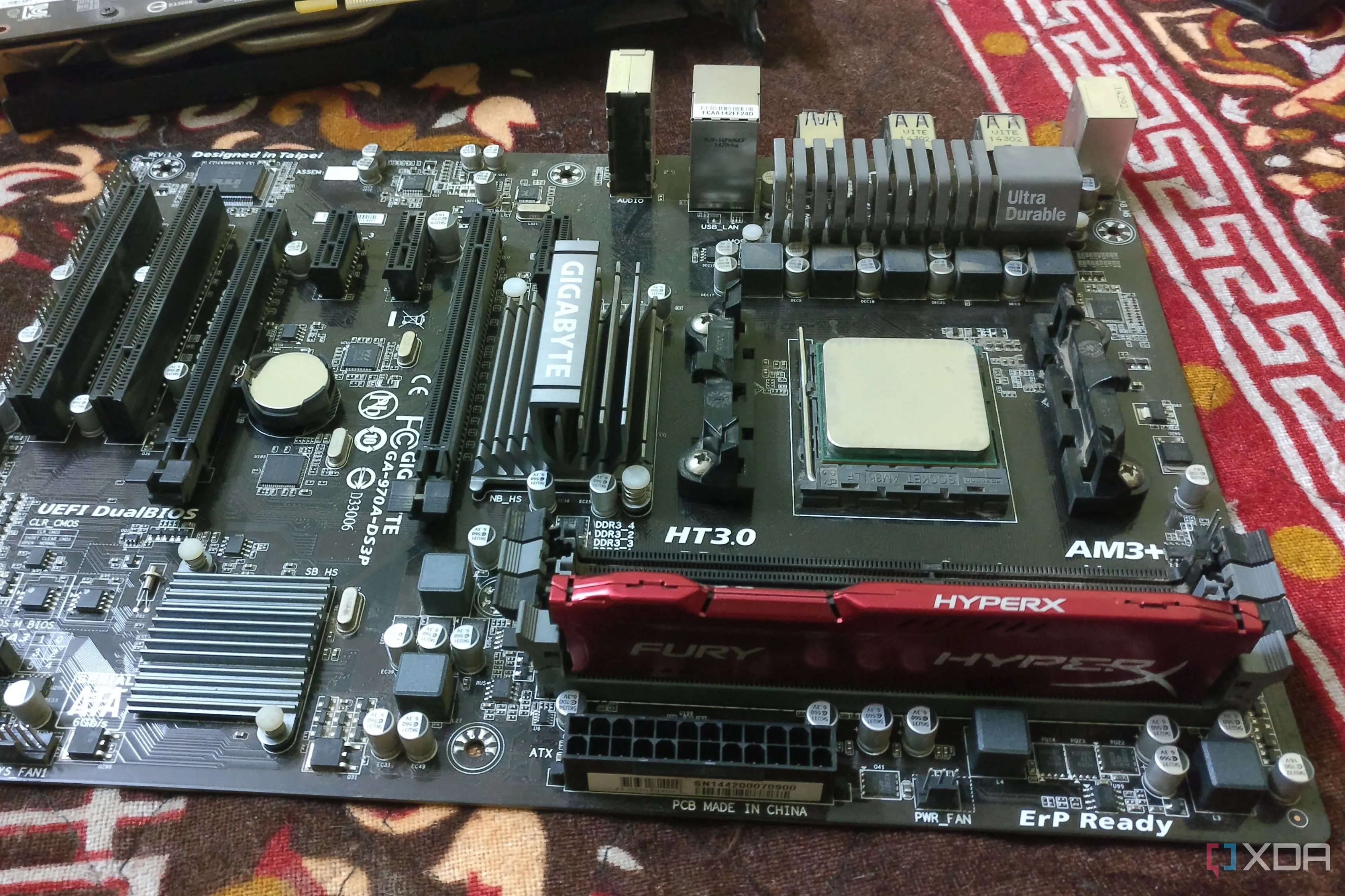 Bo mạch chủ Gigabyte AM3+ cùng CPU AMD FX-6300 và RAM HyperX, minh họa một cấu hình PC phổ biến.
