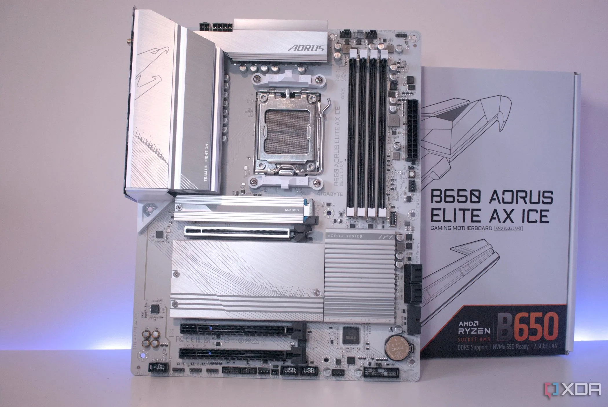 Bo mạch chủ Gigabyte B650 Aorus Elite AX Ice với thiết kế trắng sang trọng