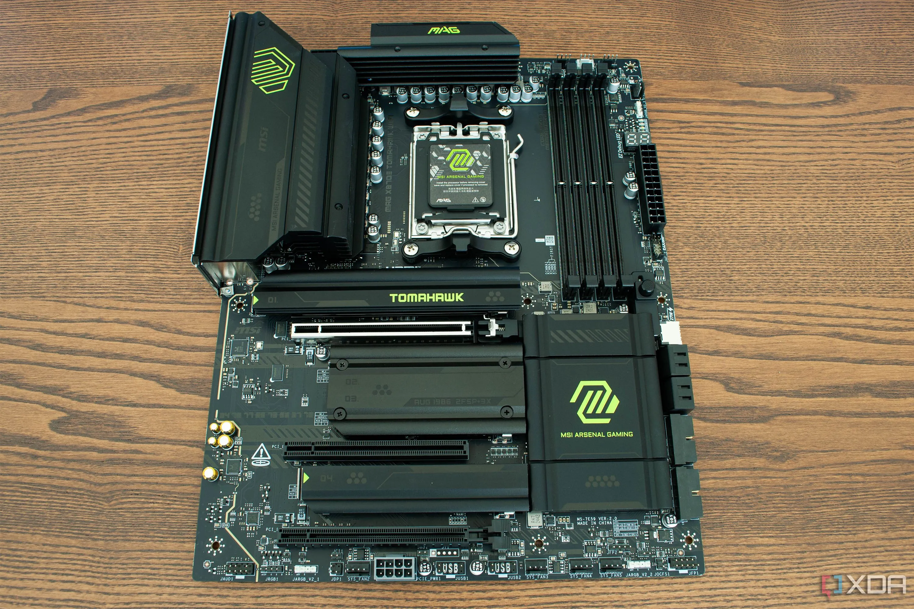 Bo mạch chủ MSI MAG X870E Tomahawk Wifi với thiết kế tản nhiệt lớn và nhiều pha VRM hỗ trợ ép xung