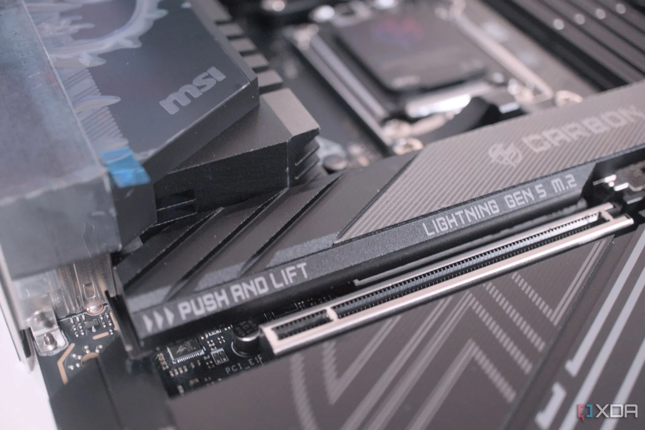 Bo mạch chủ MSI MPG X870E Carbon WiFi minh họa hệ thống PC hiện đại