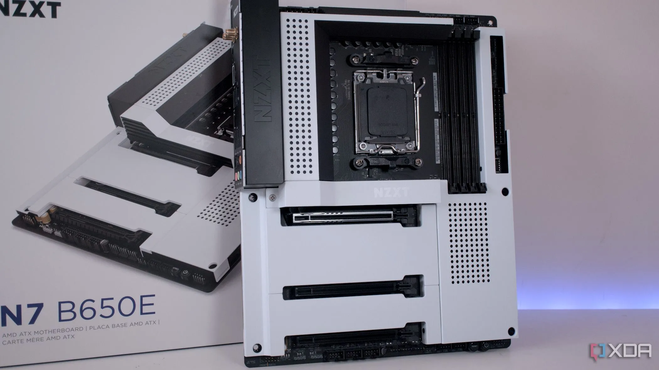 Bo mạch chủ NZXT N7 B650E màu trắng nổi bật, thể hiện thiết kế PC cao cấp