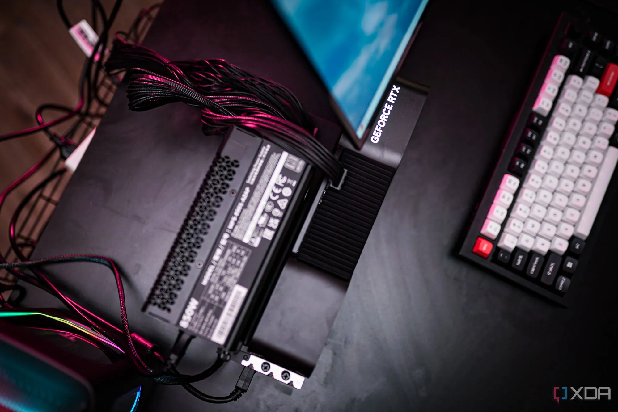 Bo mạch chủ với các khe cắm PCIe, làm nổi bật tầm quan trọng của số làn PCIe và phiên bản PCIe trong hiệu suất eGPU