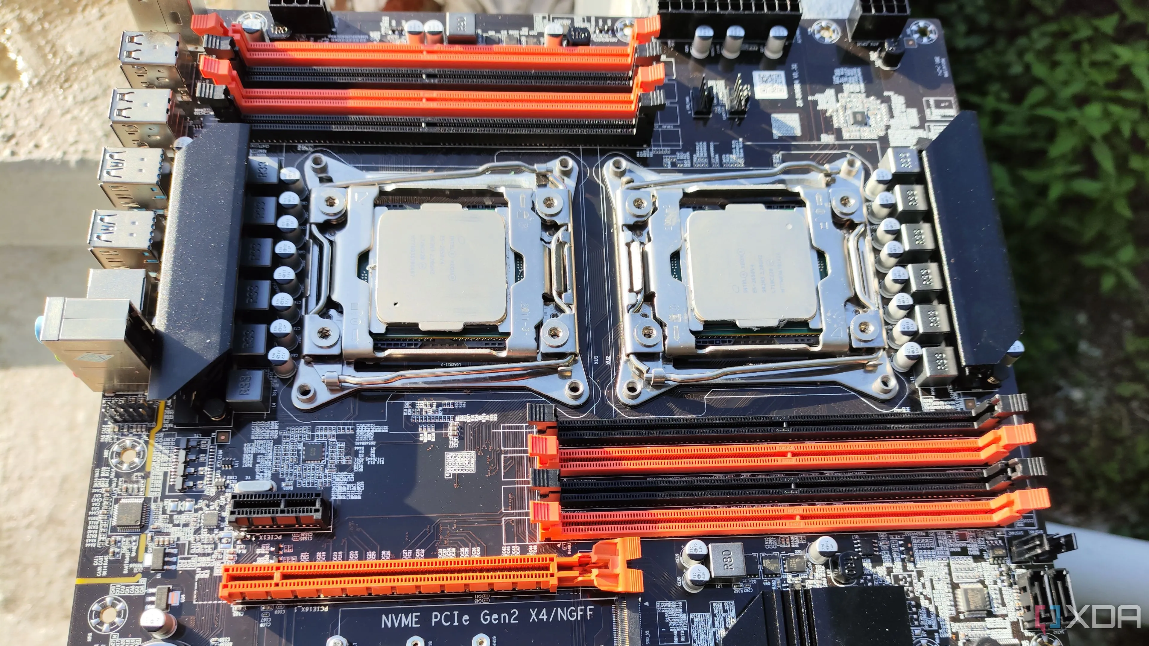Bo mạch chủ X99 hỗ trợ hai vi xử lý Xeon và tám khe cắm RAM, cho thấy cấu hình server mạnh mẽ