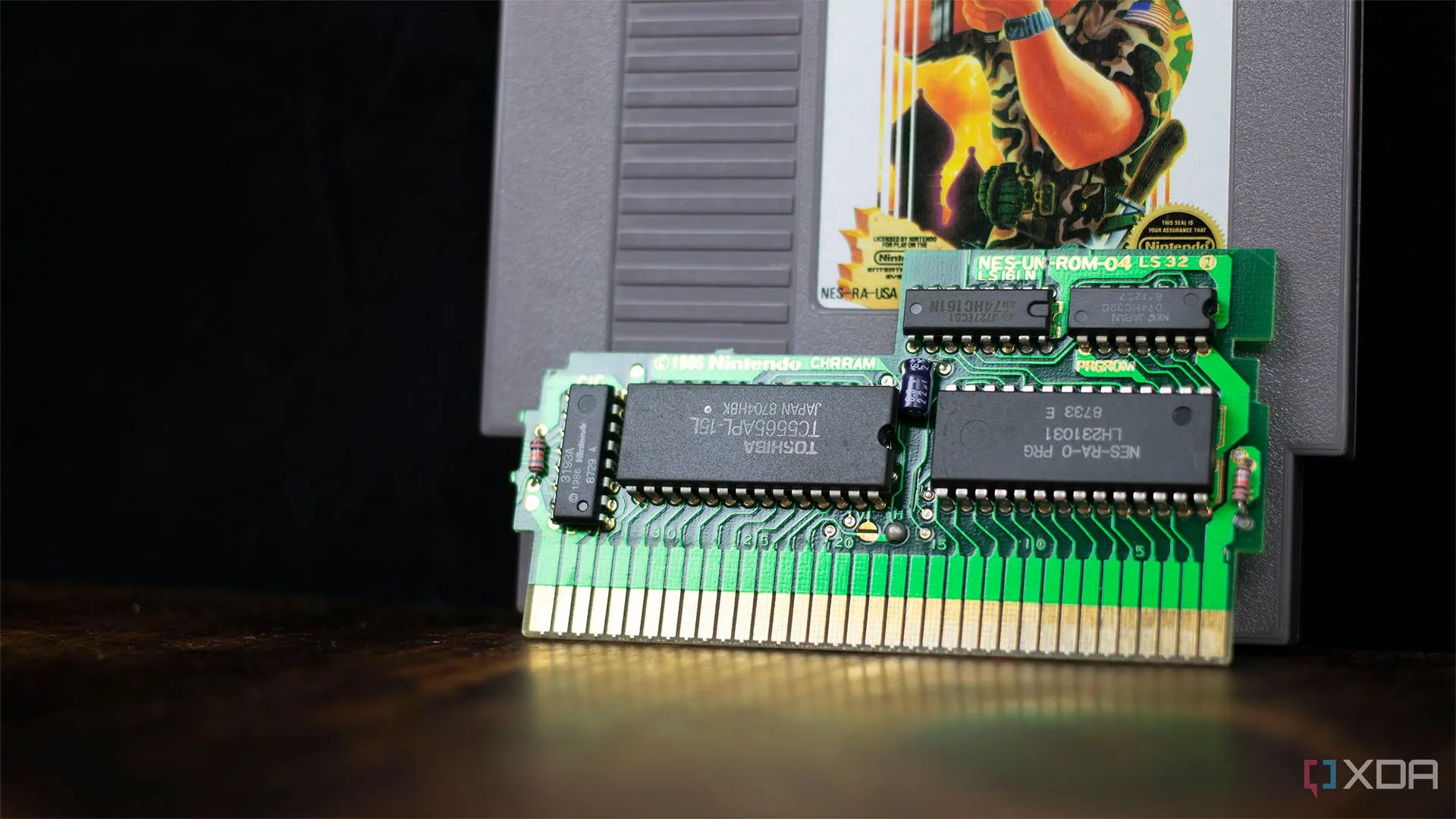 Bo mạch PCB của băng game Nintendo NES với các chip ROM và MMC