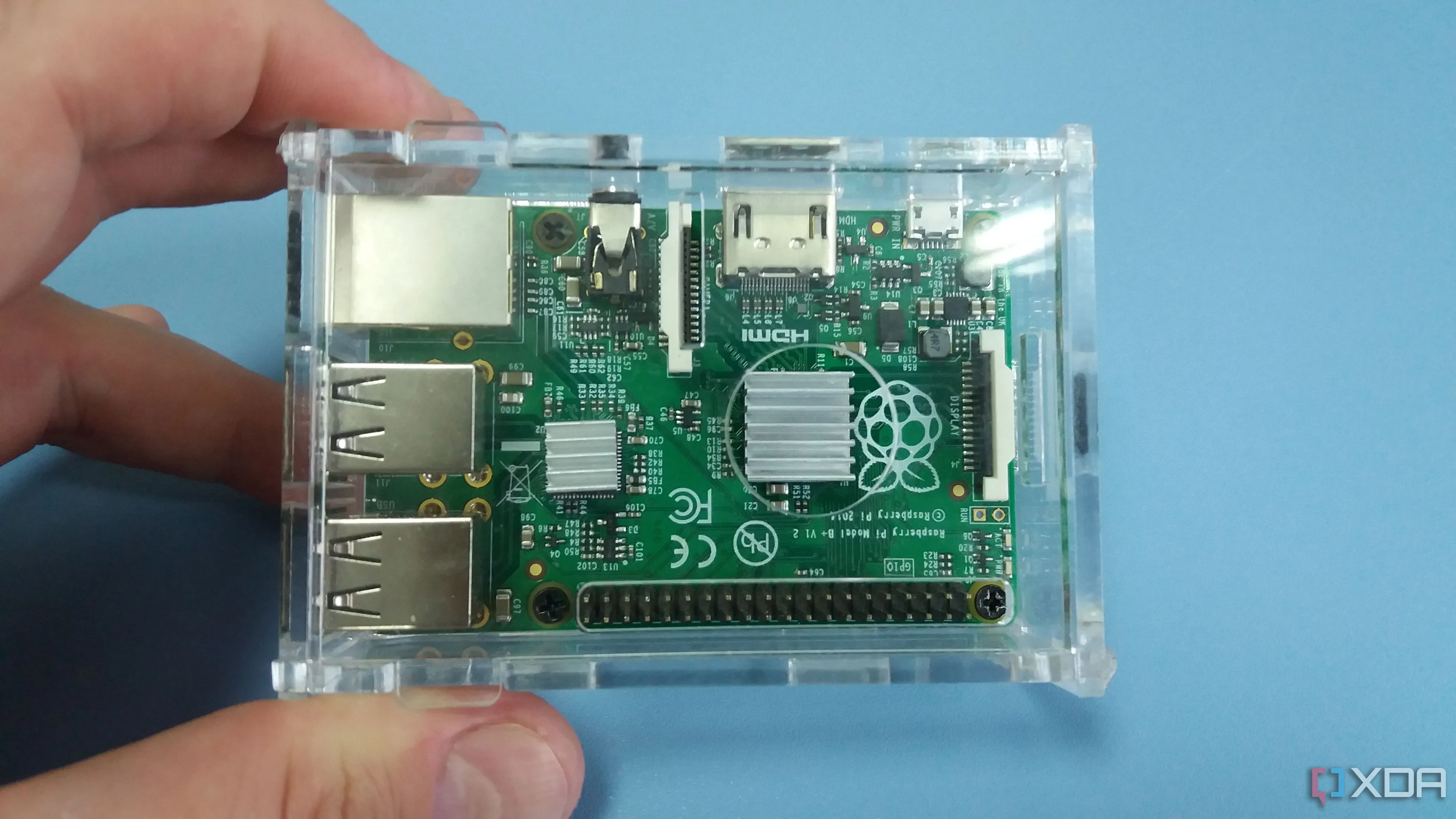 Bo mạch Raspberry Pi B+ trong vỏ trong suốt, thể hiện khả năng mạnh mẽ cho game retro