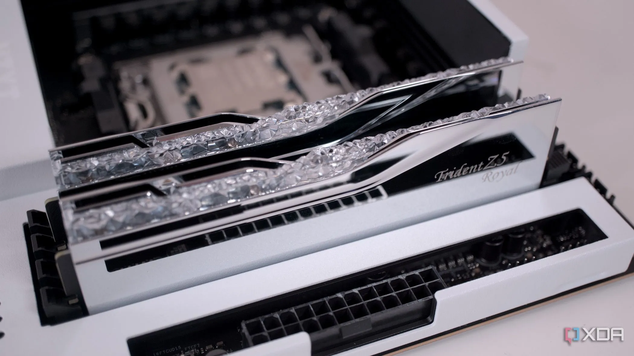 Bộ nhớ RAM đã được lắp đặt trên bo mạch chủ NZXT N7 B650E, sẵn sàng để cấu hình XMP hoặc EXPO
