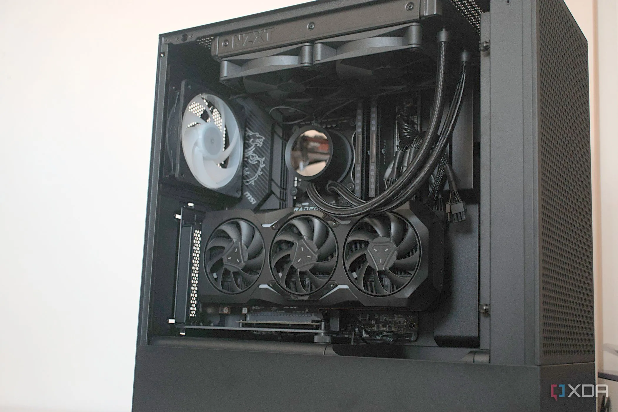 Bộ PC được xây dựng bên trong vỏ case NZXT H5 Flow RGB