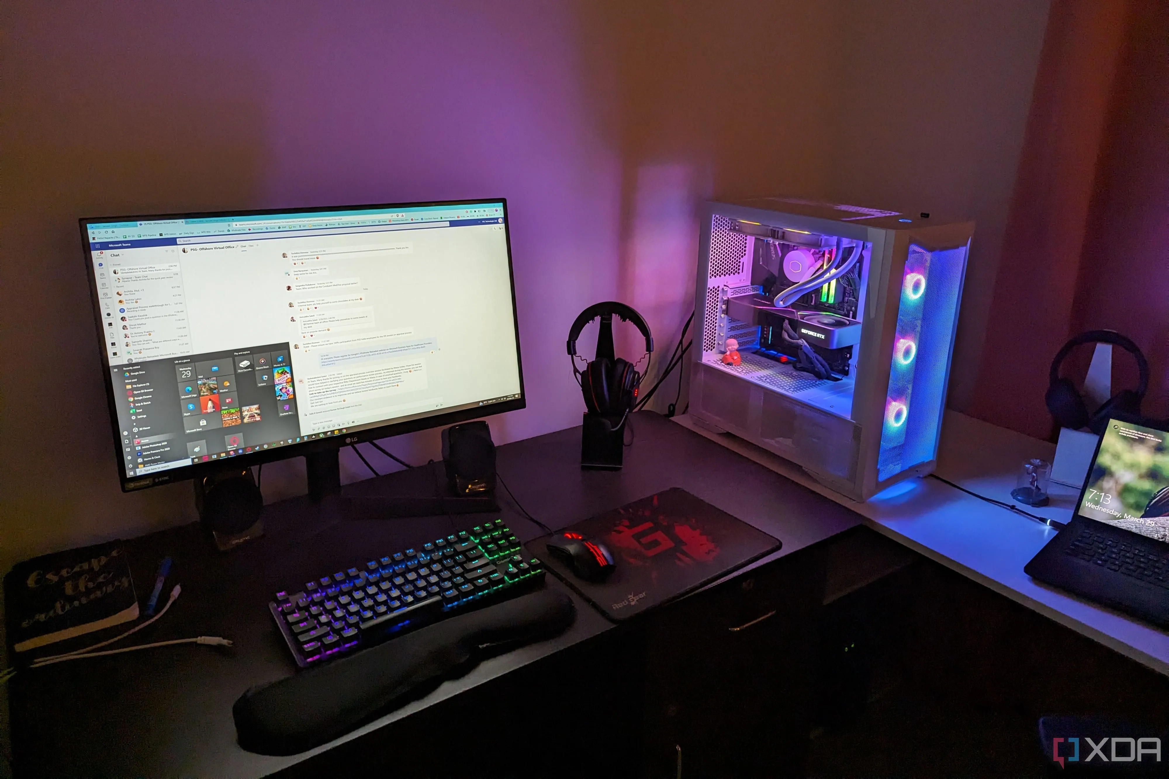 Bộ setup PC gaming với đèn RGB, màn hình và bàn phím, tượng trưng cho chi phí đắt đỏ của hệ thống PC.