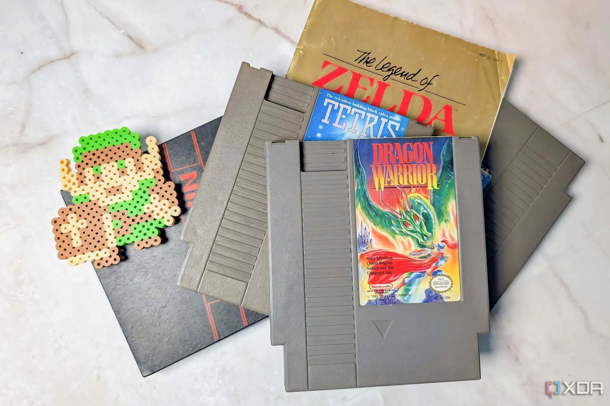 Bộ sưu tập băng game NES cổ điển, gợi nhớ về thời kỳ vàng son của ngành công nghiệp game.