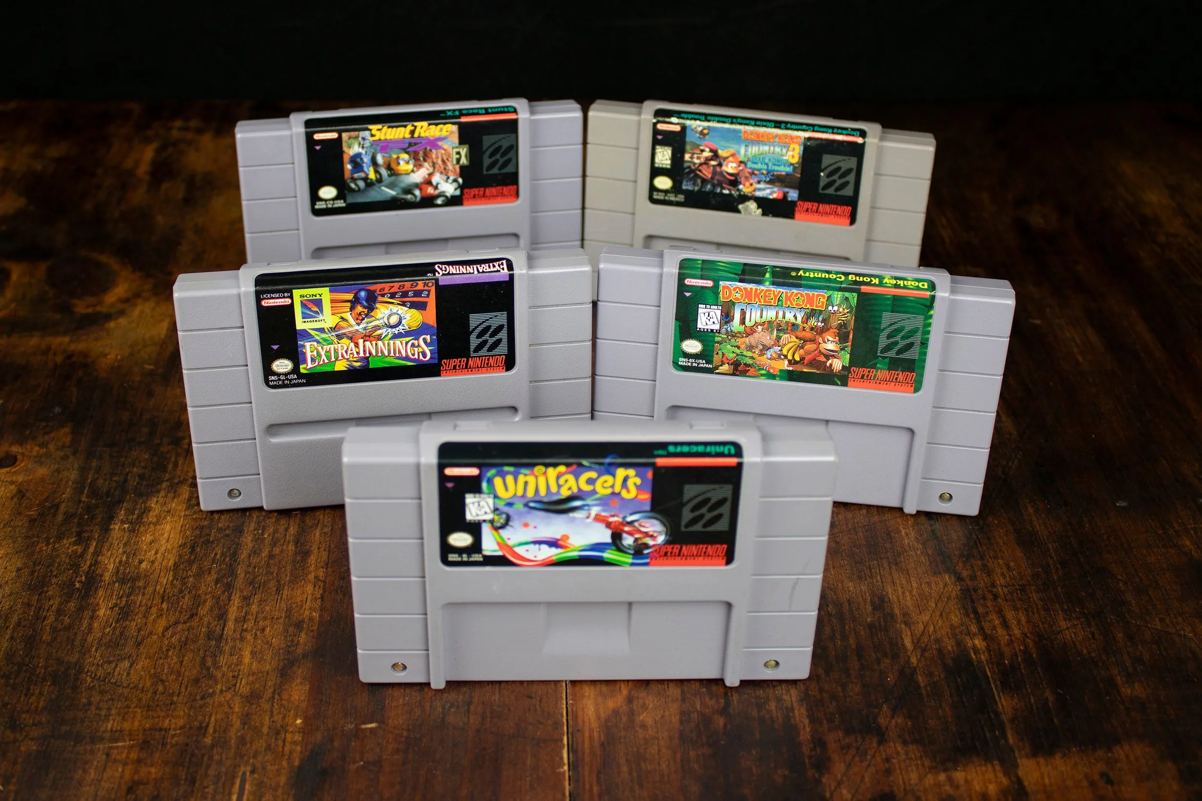 Bộ sưu tập các băng game SNES (Super Nintendo Entertainment System) cổ điển, minh họa cho quyền sở hữu game truyền thống