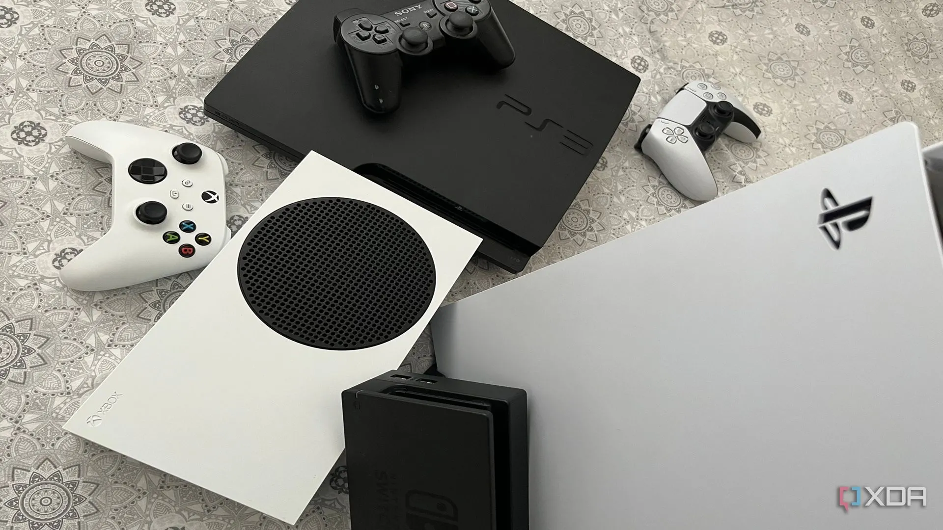Bộ sưu tập các máy chơi game PlayStation 5, Xbox Series X, Nintendo Switch và PlayStation 3 thể hiện khả năng tương thích ngược của console hiện tại
