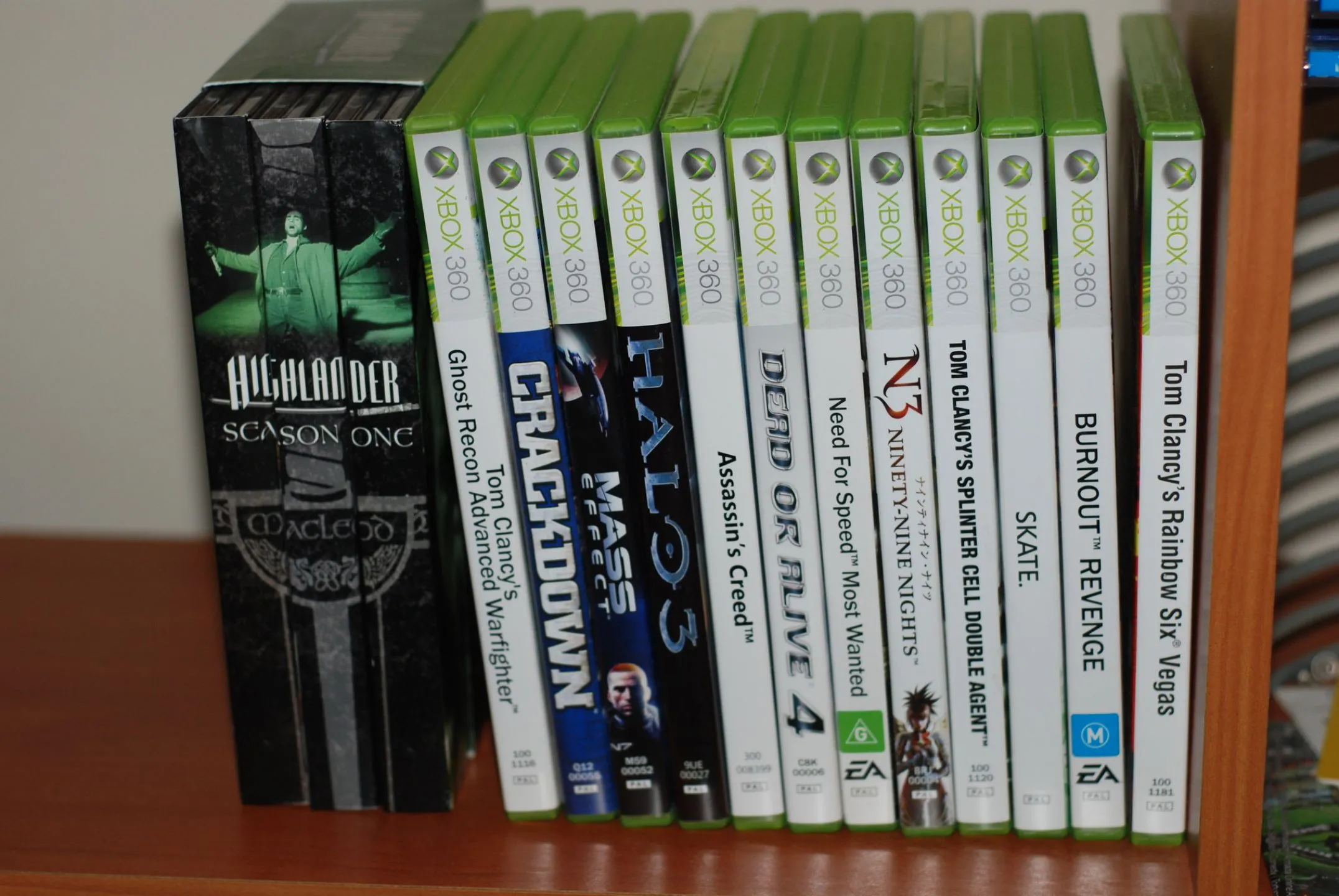 Bộ sưu tập đĩa game vật lý của Xbox 360, gợi nhớ về kỷ nguyên chơi game console truyền thống trước sự phát triển của công nghệ stream.