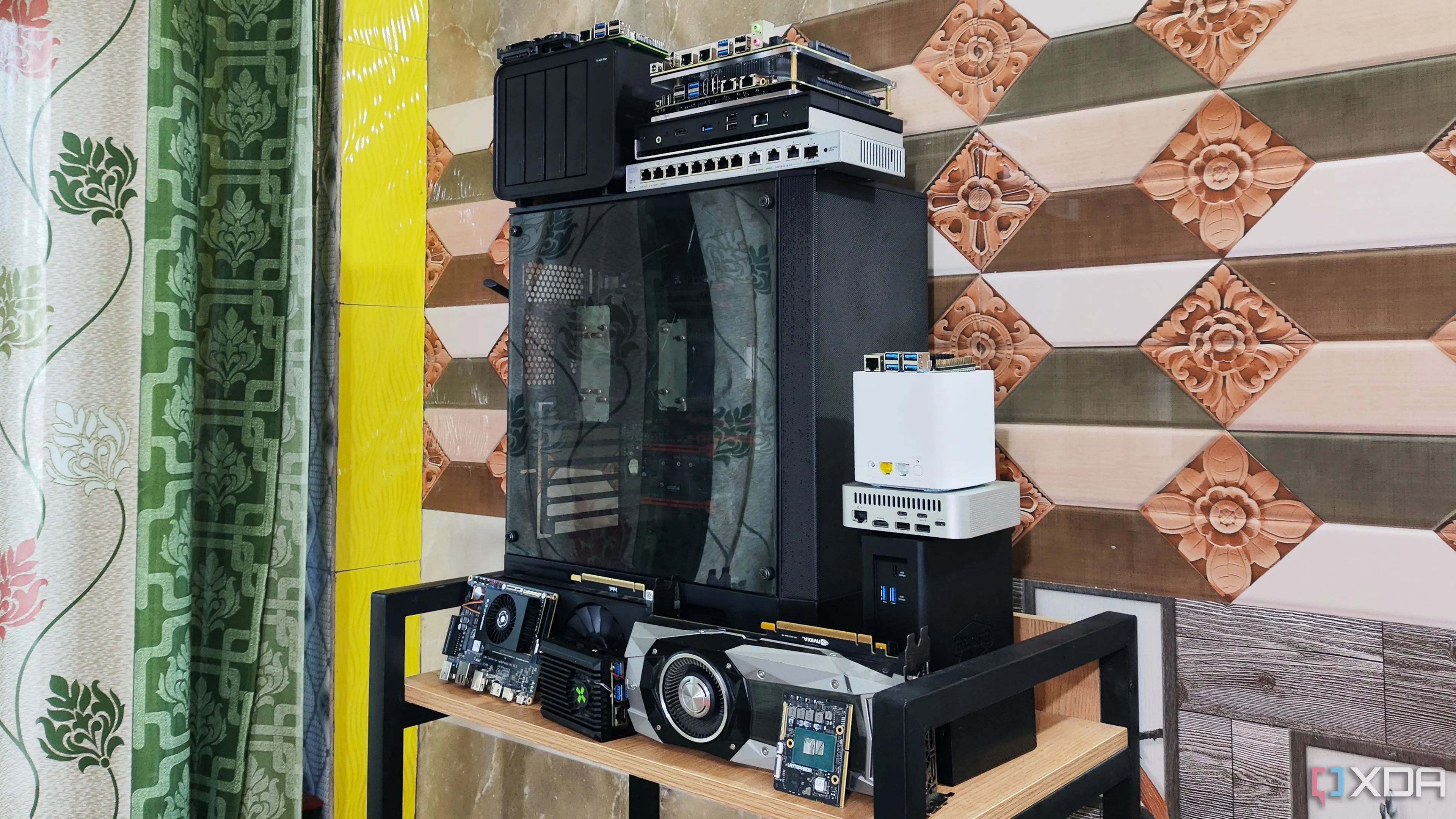 Bộ thiết bị Home Lab đa dạng với máy tính, màn hình và các linh kiện điện tử trên bàn làm việc