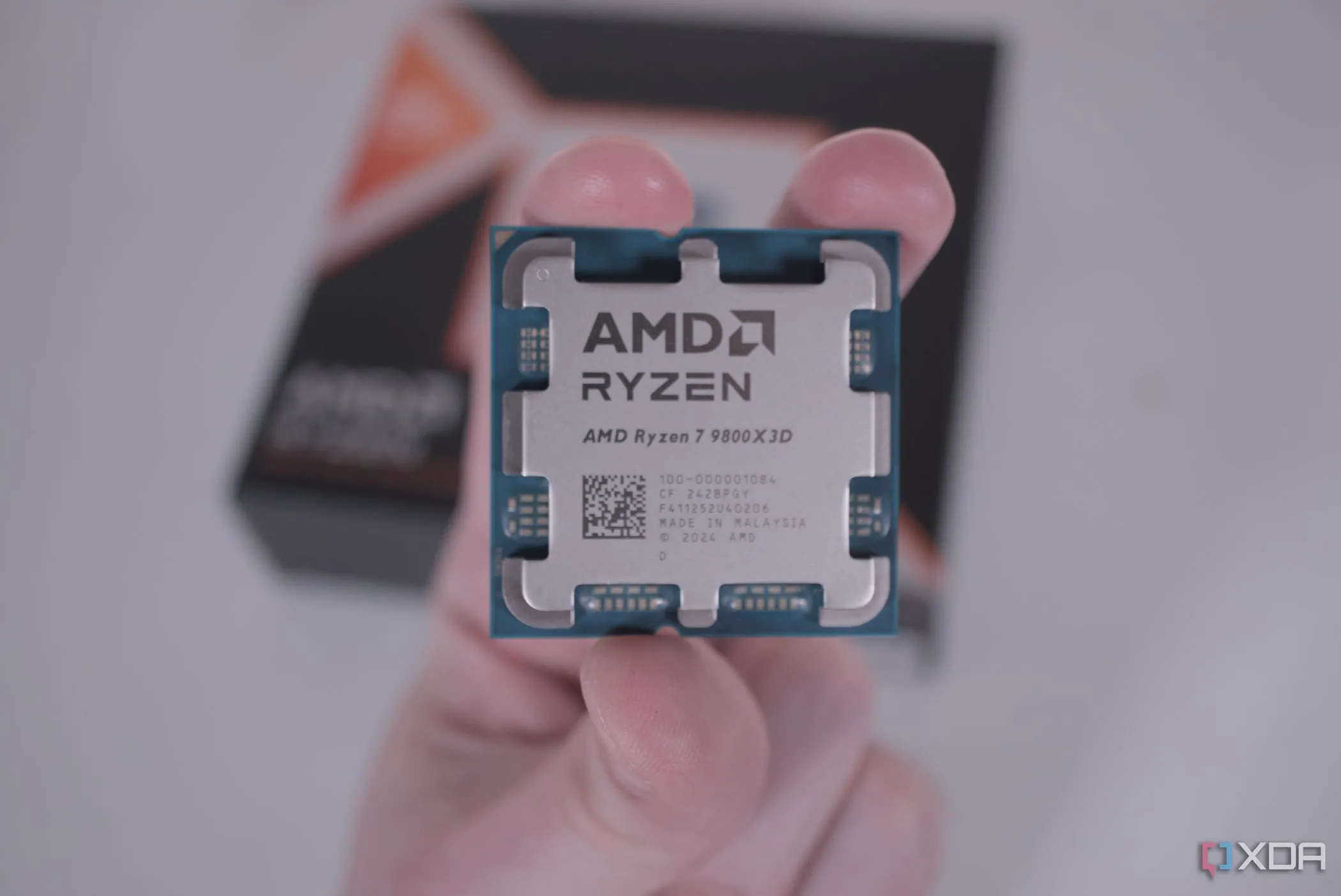 Bộ vi xử lý AMD Ryzen 7 9800X3D, minh chứng cho vị thế dẫn đầu của AMD trong thị trường CPU chơi game.