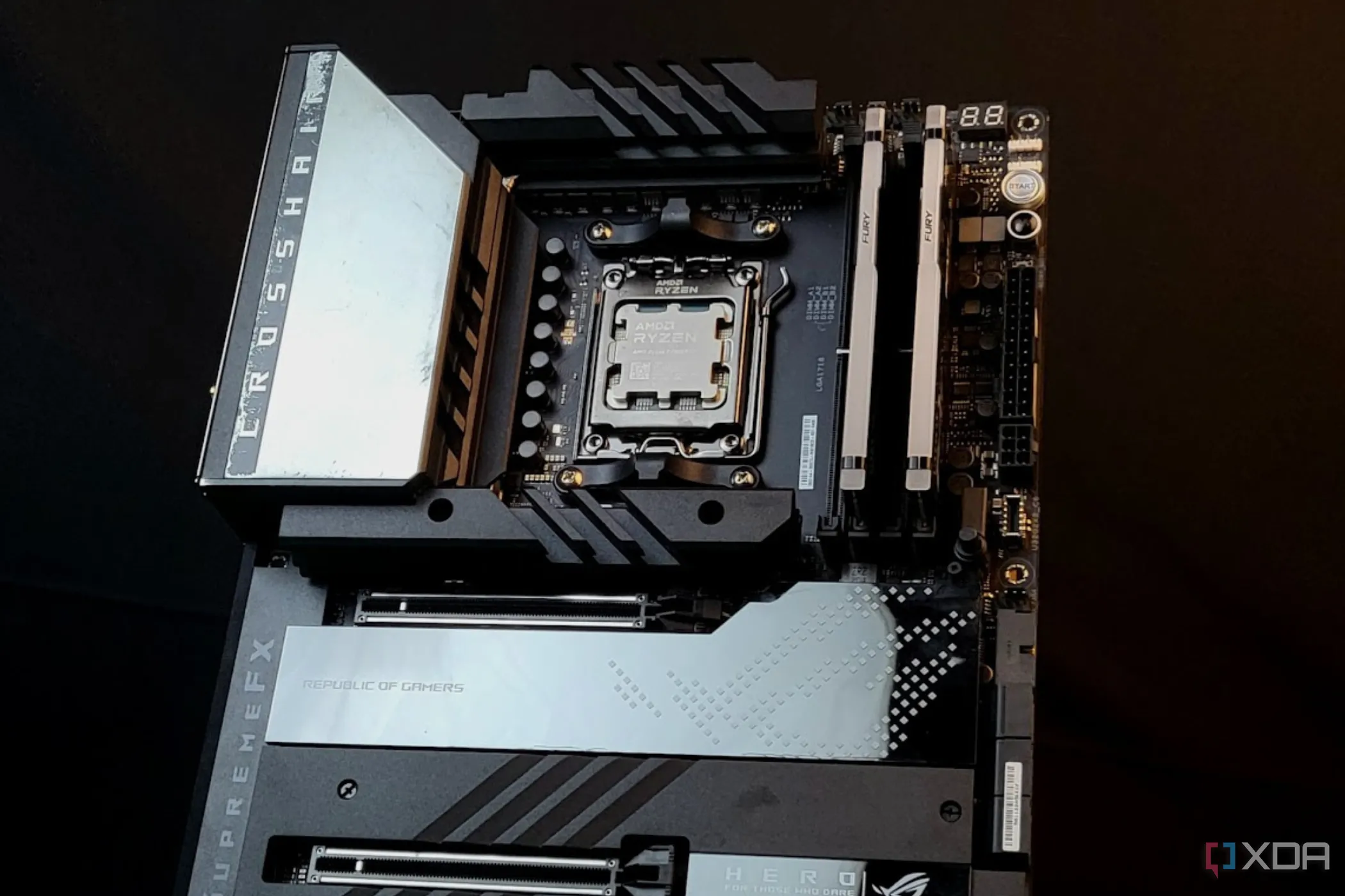 Bộ vi xử lý AMD Ryzen 7800X3D gắn trên mainboard ASUS ROG Crosshair X670E Extreme, minh họa một cấu hình PC hiệu năng cao.