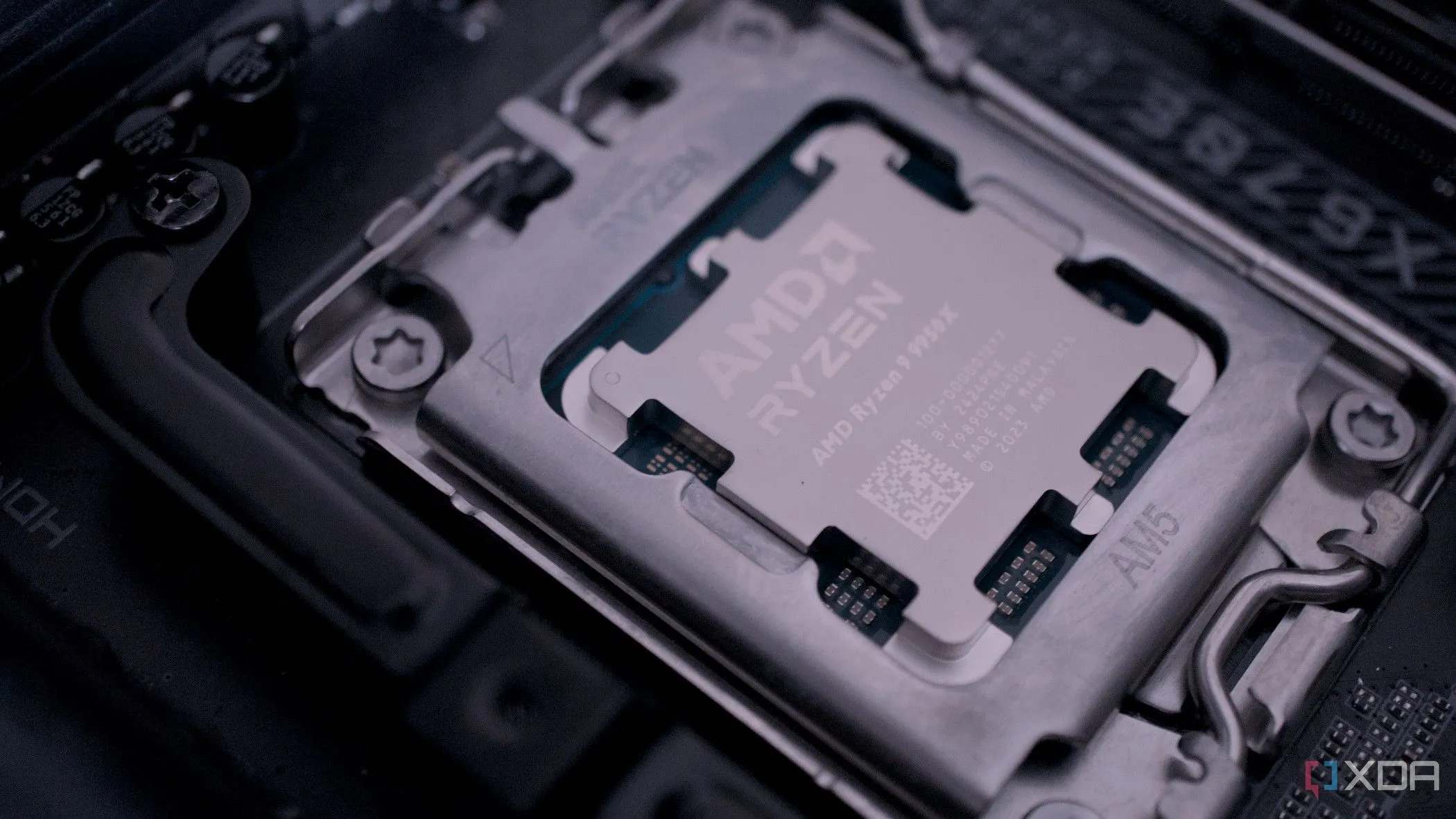 Bộ vi xử lý AMD Ryzen 9 9950X được lắp đặt, tượng trưng cho việc theo đuổi các linh kiện PC hiệu năng hàng đầu.