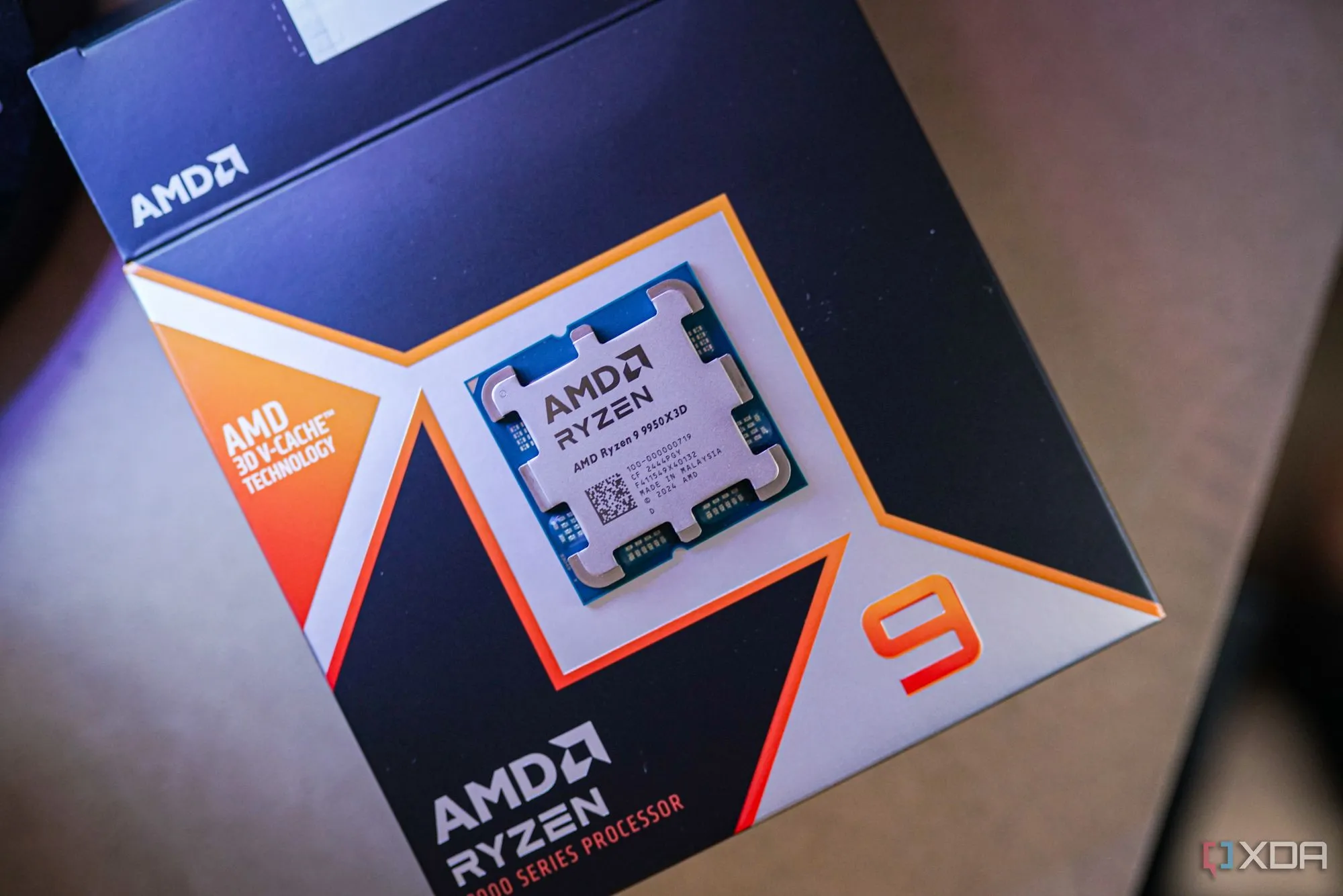 Bộ vi xử lý AMD Ryzen 9 9950X3D nằm trên hộp