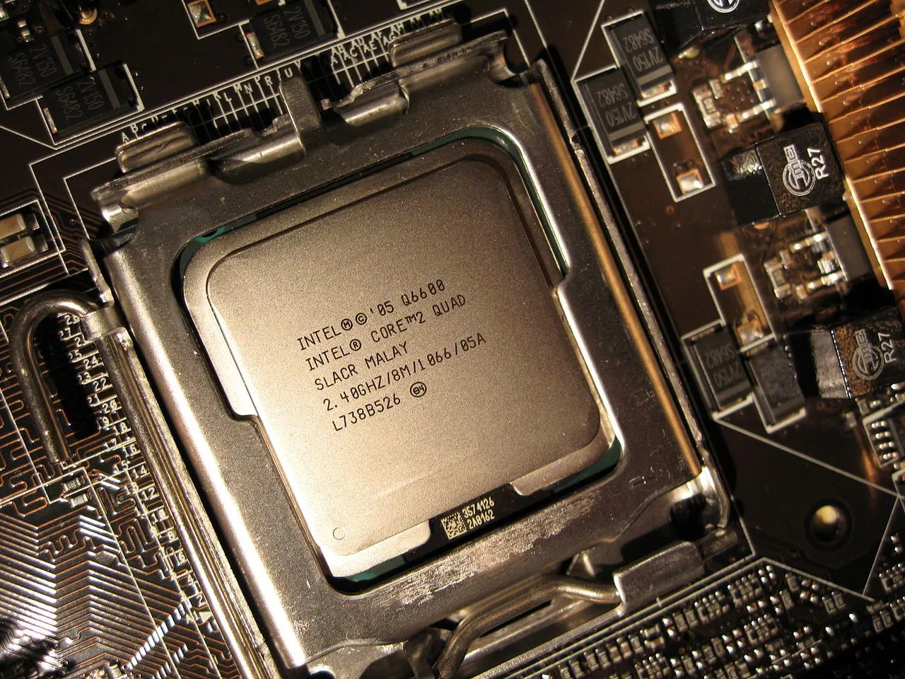 Bộ vi xử lý Intel Core 2 Quad Q6600, đại diện cho các CPU thế hệ cũ không hỗ trợ TPM 2.0