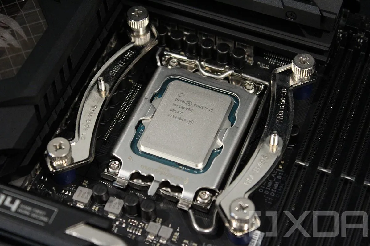 Bộ vi xử lý Intel Core i5 thế hệ thứ 12 trên socket LGA 1700, minh họa cho phần cứng máy tính hiện đại và cũ