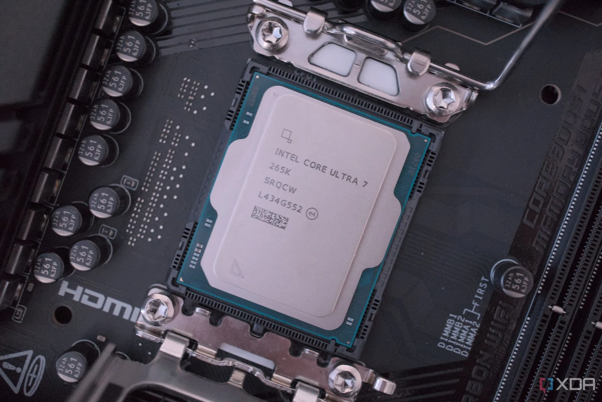 Bộ vi xử lý Intel Core Ultra 7 265K, đại diện cho dòng chip Arrow Lake với kiến trúc P-core và E-core hiệu quả.