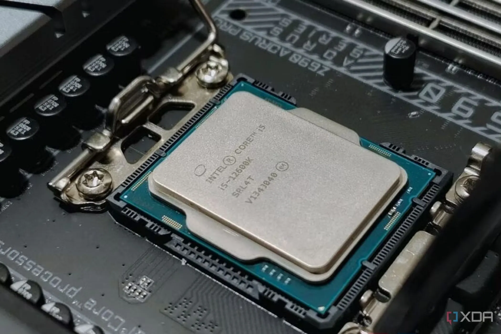 Bộ vi xử lý Intel nằm trên socket bo mạch chủ, minh họa tầm quan trọng của CPU nhưng không phải là ưu tiên hàng đầu khi nâng cấp gaming