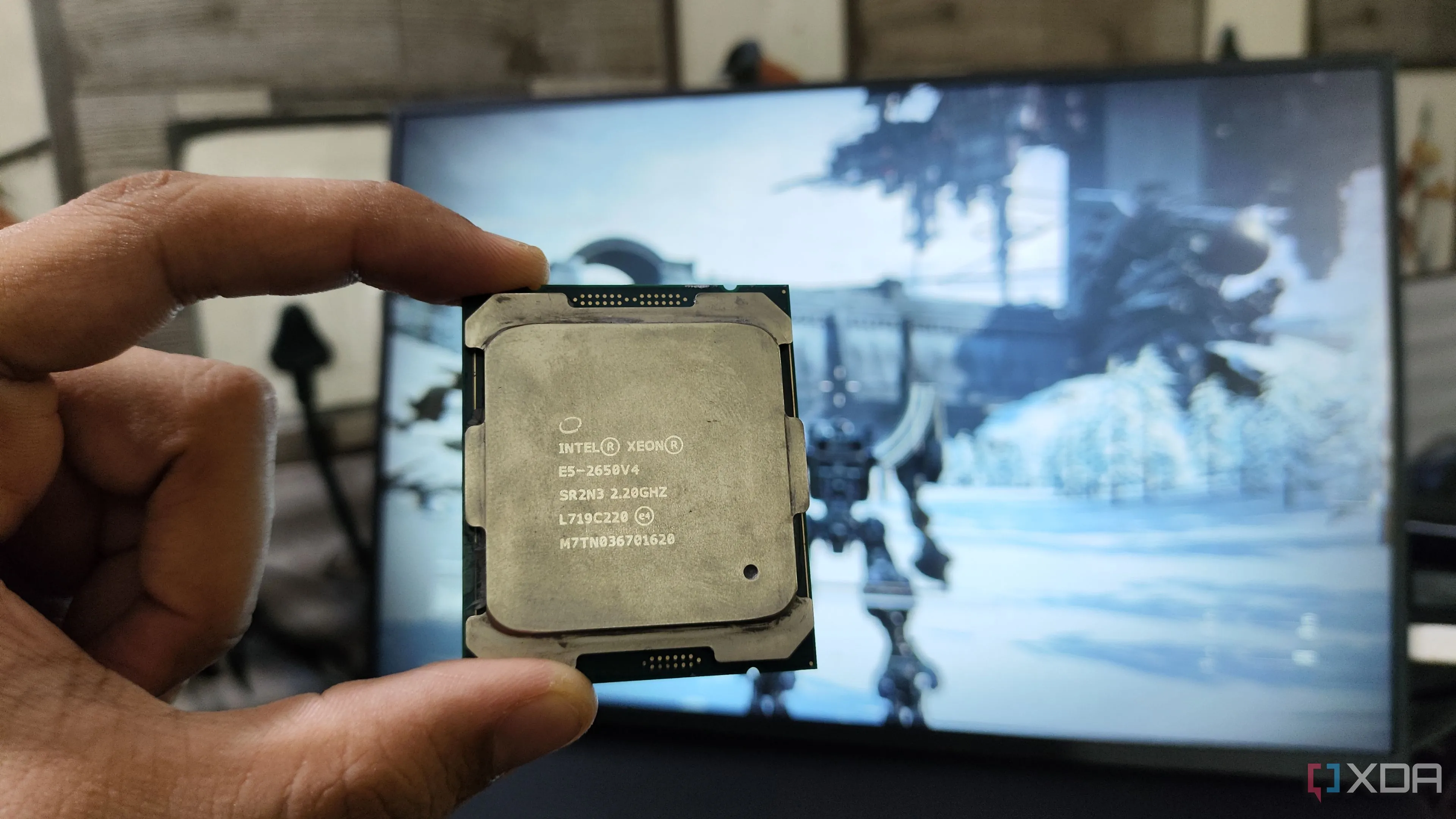 Bộ vi xử lý Intel Xeon E5-2650 v4 được cầm trên tay, minh họa CPU server