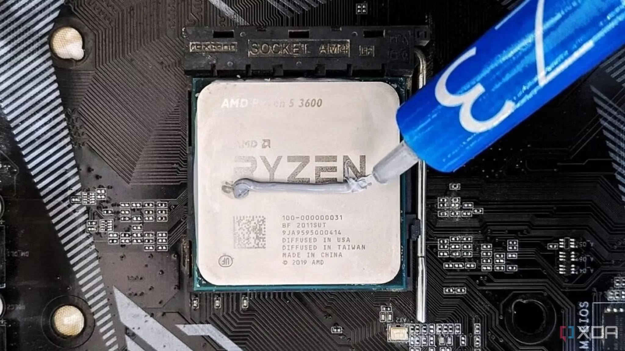 Bộ xử lý AMD Ryzen 5 3600 đã được bôi keo tản nhiệt, minh họa việc chuẩn bị lắp đặt tản nhiệt.