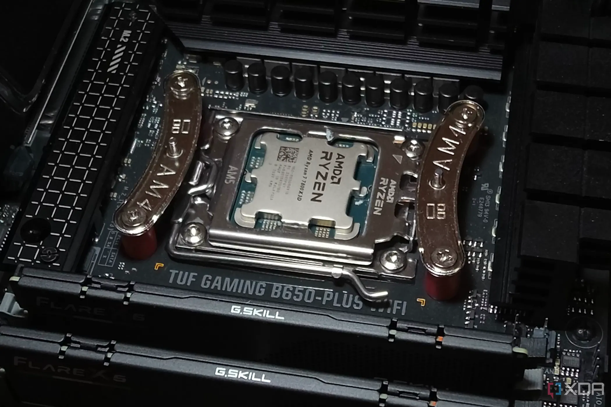 Bộ xử lý AMD Ryzen 7 7800X3D được gắn trên bo mạch chủ, minh họa việc tháo lắp tản nhiệt CPU để kiểm tra keo tản nhiệt.