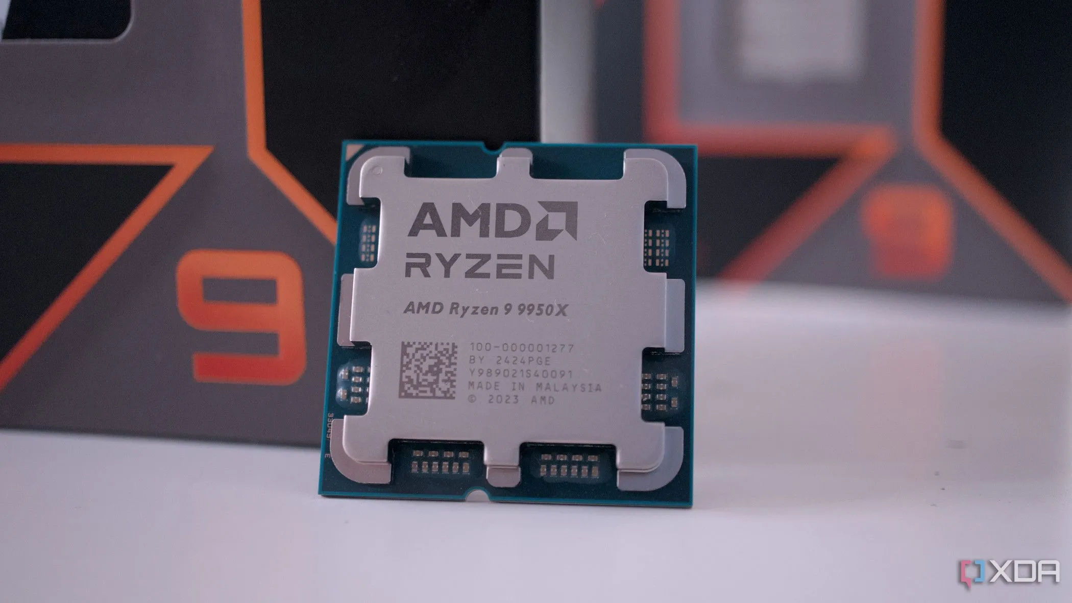 Bộ xử lý AMD Ryzen 9 9950X trên nền tảng Zen 5.