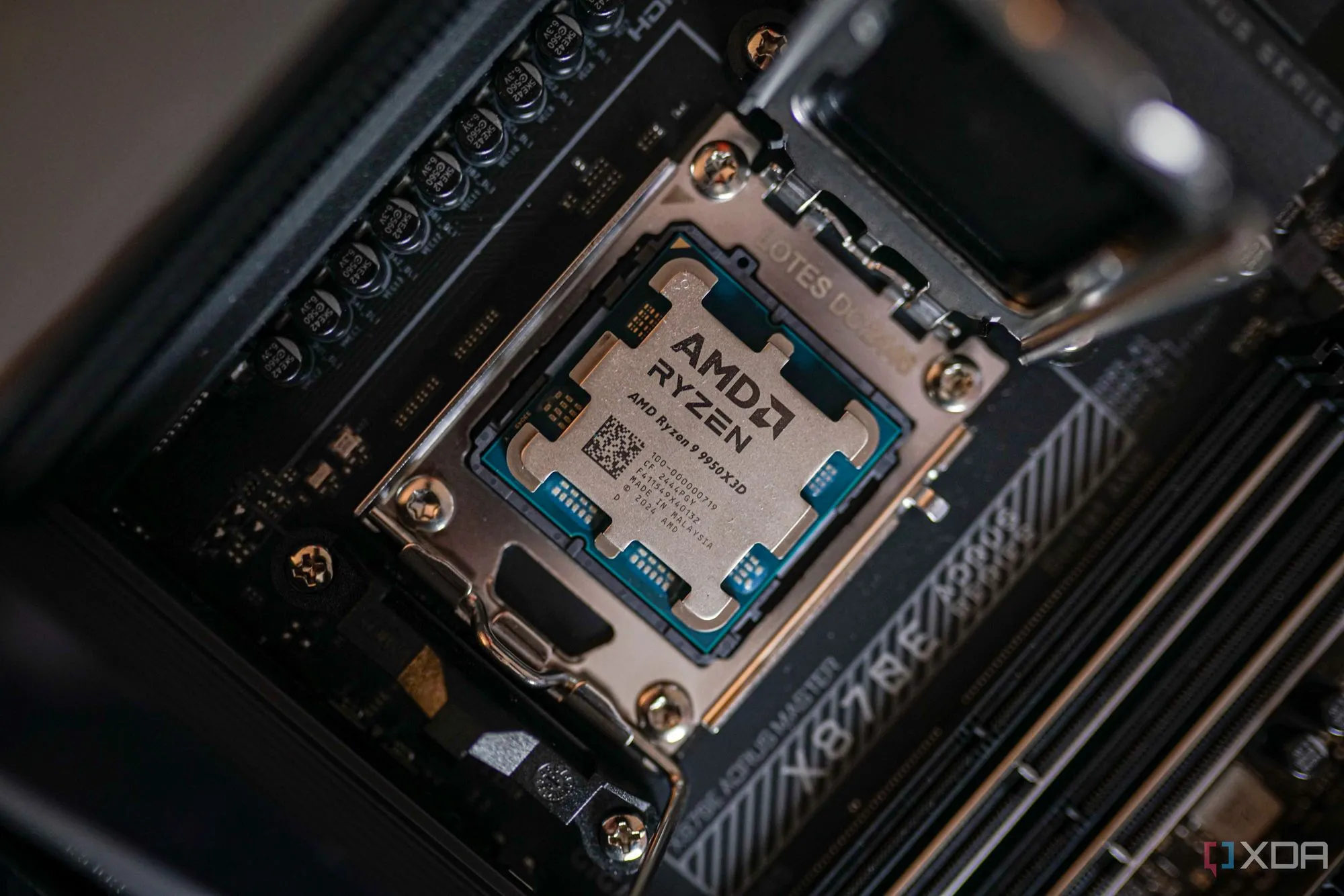 Bộ xử lý AMD Ryzen 9 9950X3D được gắn trên socket, thể hiện vai trò nền tảng của CPU