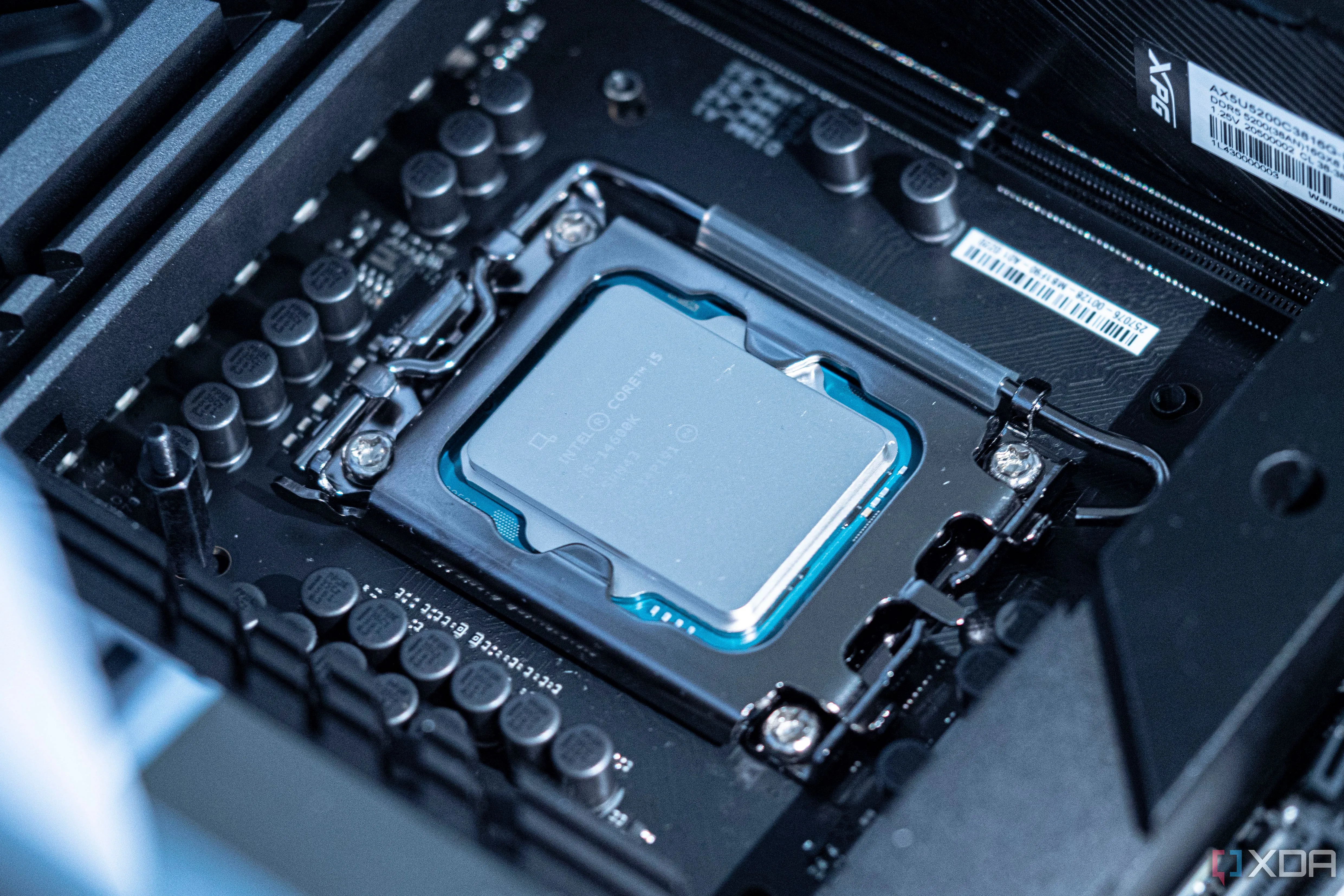 Bộ xử lý Intel Core i5-14600K đang được gắn trên socket bo mạch chủ