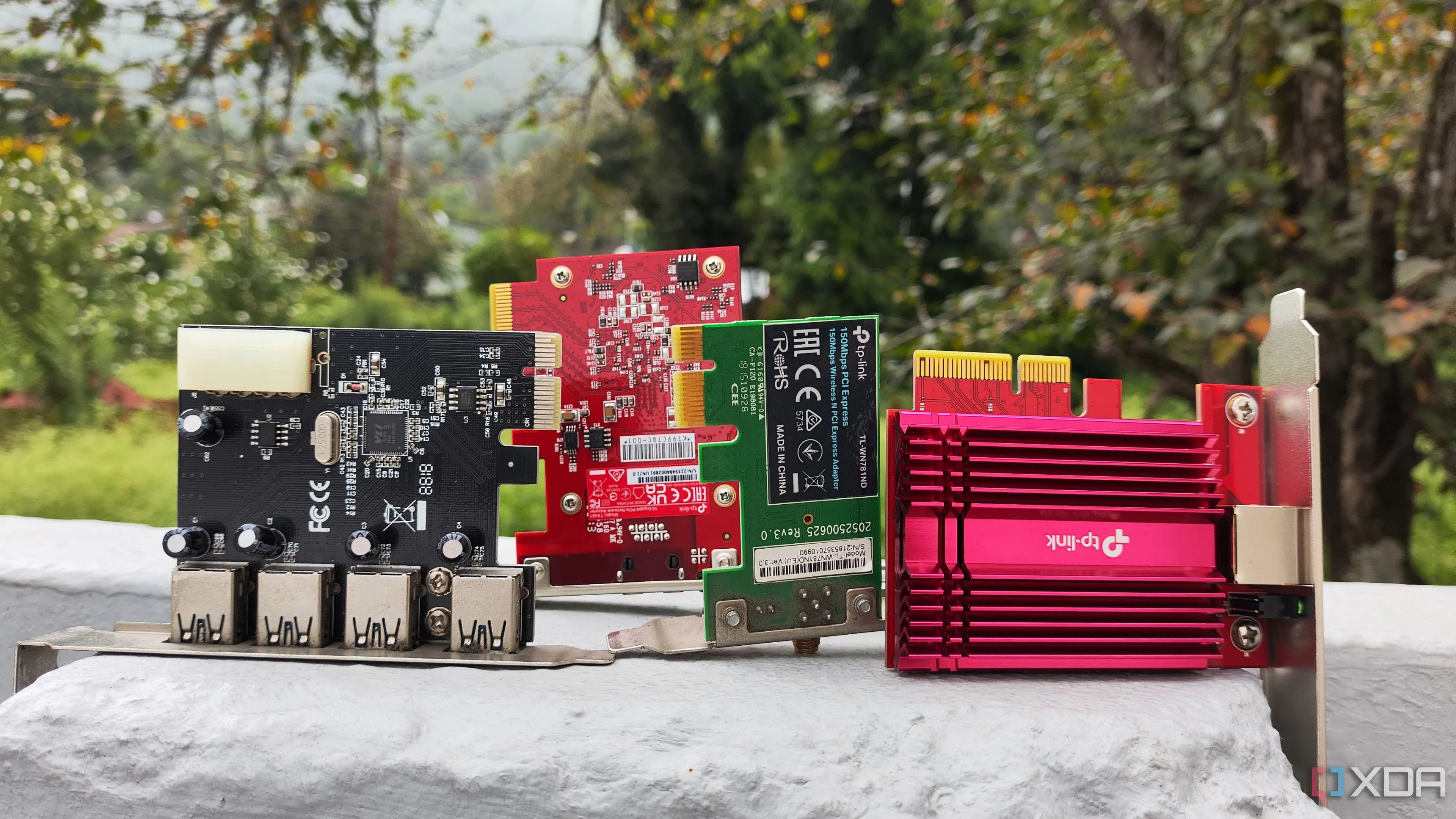 Bốn card mở rộng PCIe khác nhau, minh họa các lựa chọn thiết bị cho khe cắm PCIe thay vì card RAID phần cứng